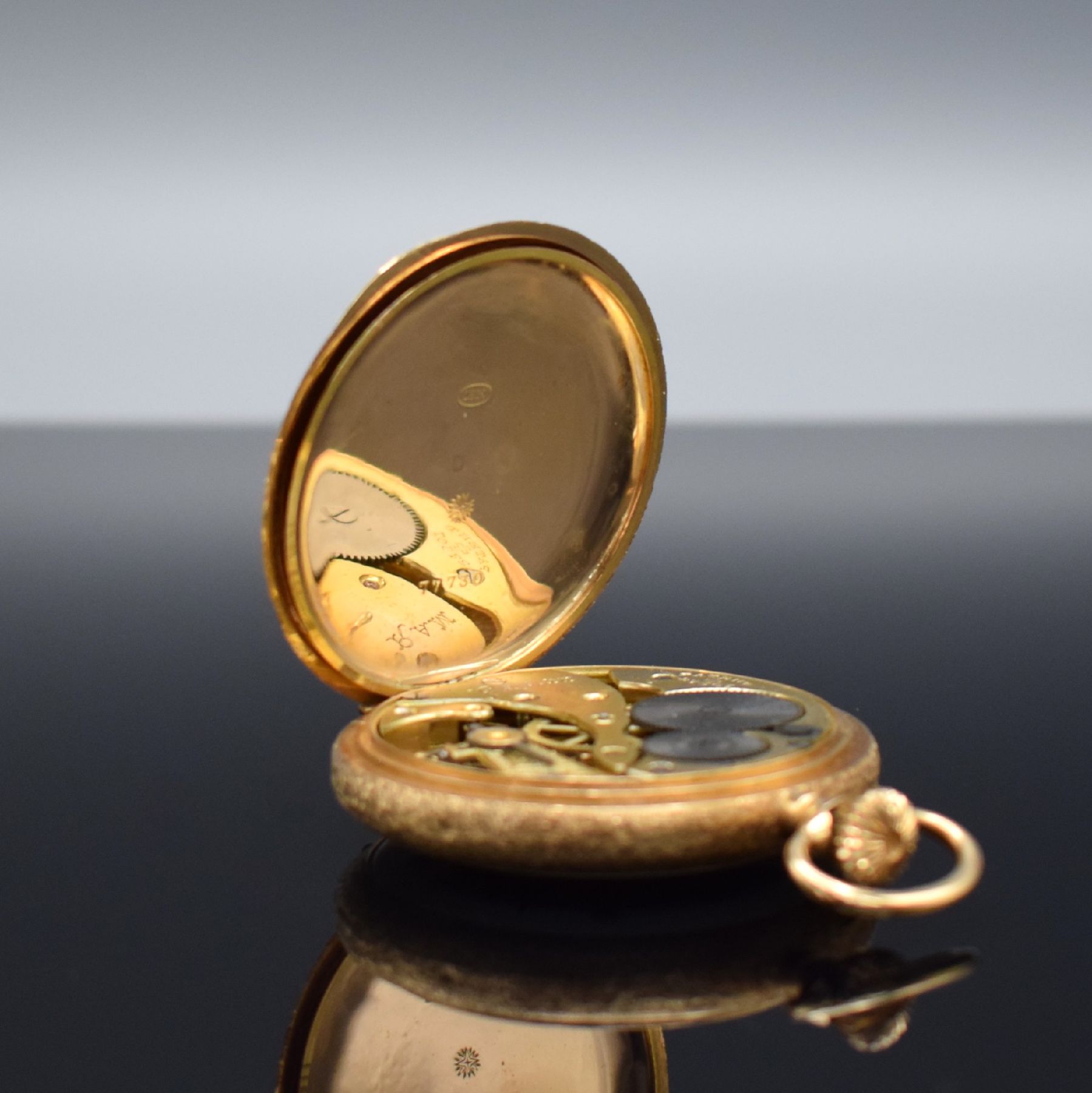 Detail d: FRAM offene Herrentaschenuhr in RoseG 750/000, Schweiz um 1900, 2-Deckel Goldgeh., rücks. aufw. floral grav., Emailzifferbl. m. röm. Zahlen & arab. ...
