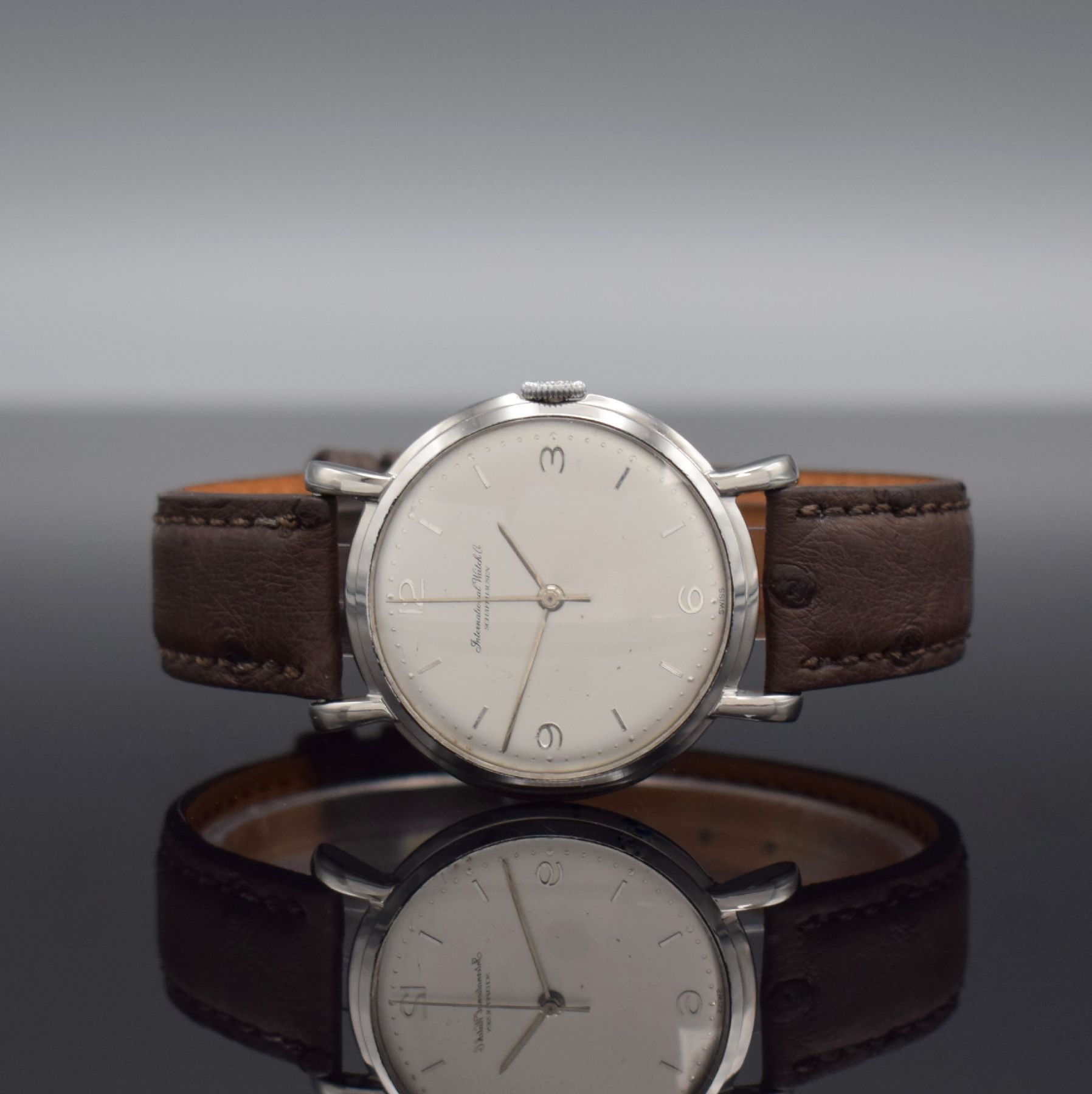 IWC Herrenarmbanduhr in Edelstahl Kal. 89, Schweiz um 1955, Handaufzug, 3-teil. Gehäuse m. betonten Bandanst., Boden & Glasrand aufgedr., silb. ...