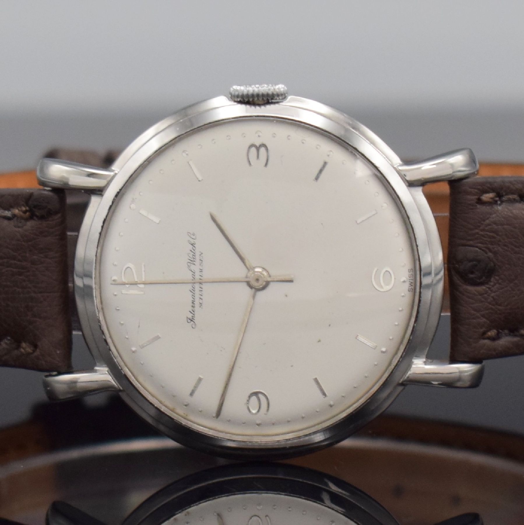Detail a: IWC Herrenarmbanduhr in Edelstahl Kal. 89, Schweiz um 1955, Handaufzug, 3-teil. Gehäuse m. betonten Bandanst., Boden & Glasrand aufgedr., silb. ...
