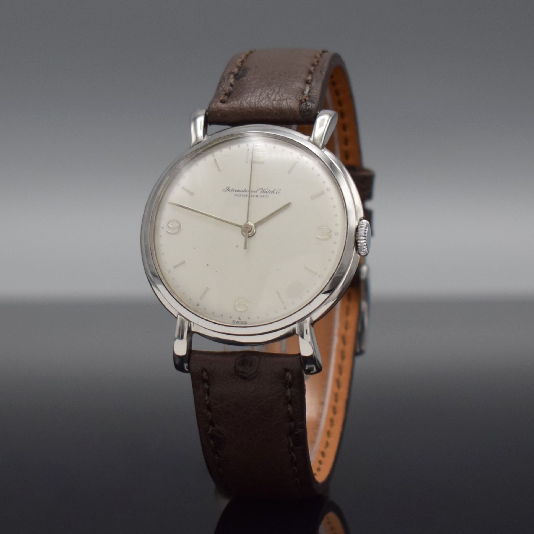 Detail b: IWC Herrenarmbanduhr in Edelstahl Kal. 89, Schweiz um 1955, Handaufzug, 3-teil. Gehäuse m. betonten Bandanst., Boden & Glasrand aufgedr., silb. ...