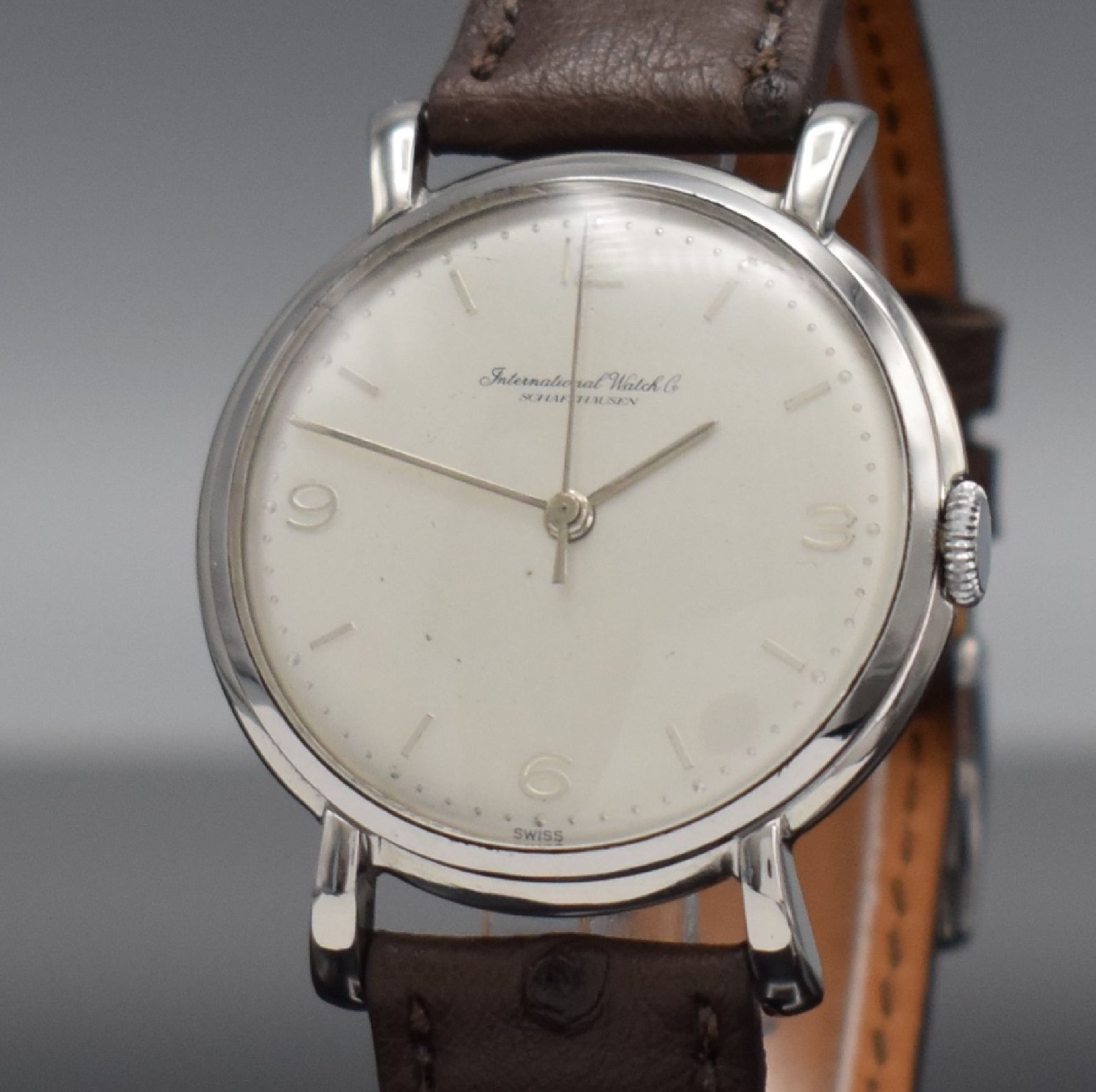 Detail c: IWC Herrenarmbanduhr in Edelstahl Kal. 89, Schweiz um 1955, Handaufzug, 3-teil. Gehäuse m. betonten Bandanst., Boden & Glasrand aufgedr., silb. ...
