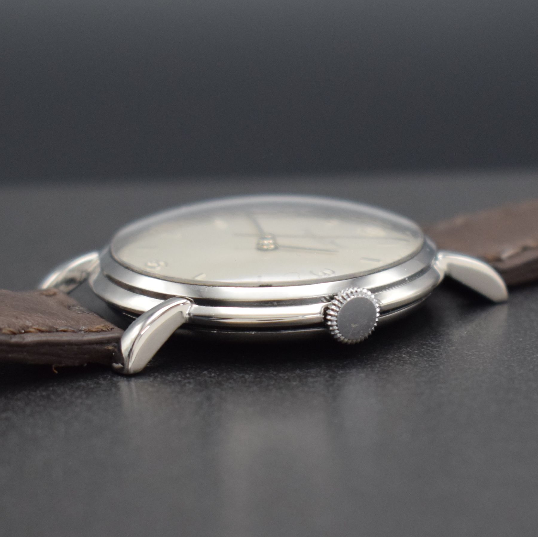 Detail d: IWC Herrenarmbanduhr in Edelstahl Kal. 89, Schweiz um 1955, Handaufzug, 3-teil. Gehäuse m. betonten Bandanst., Boden & Glasrand aufgedr., silb. ...