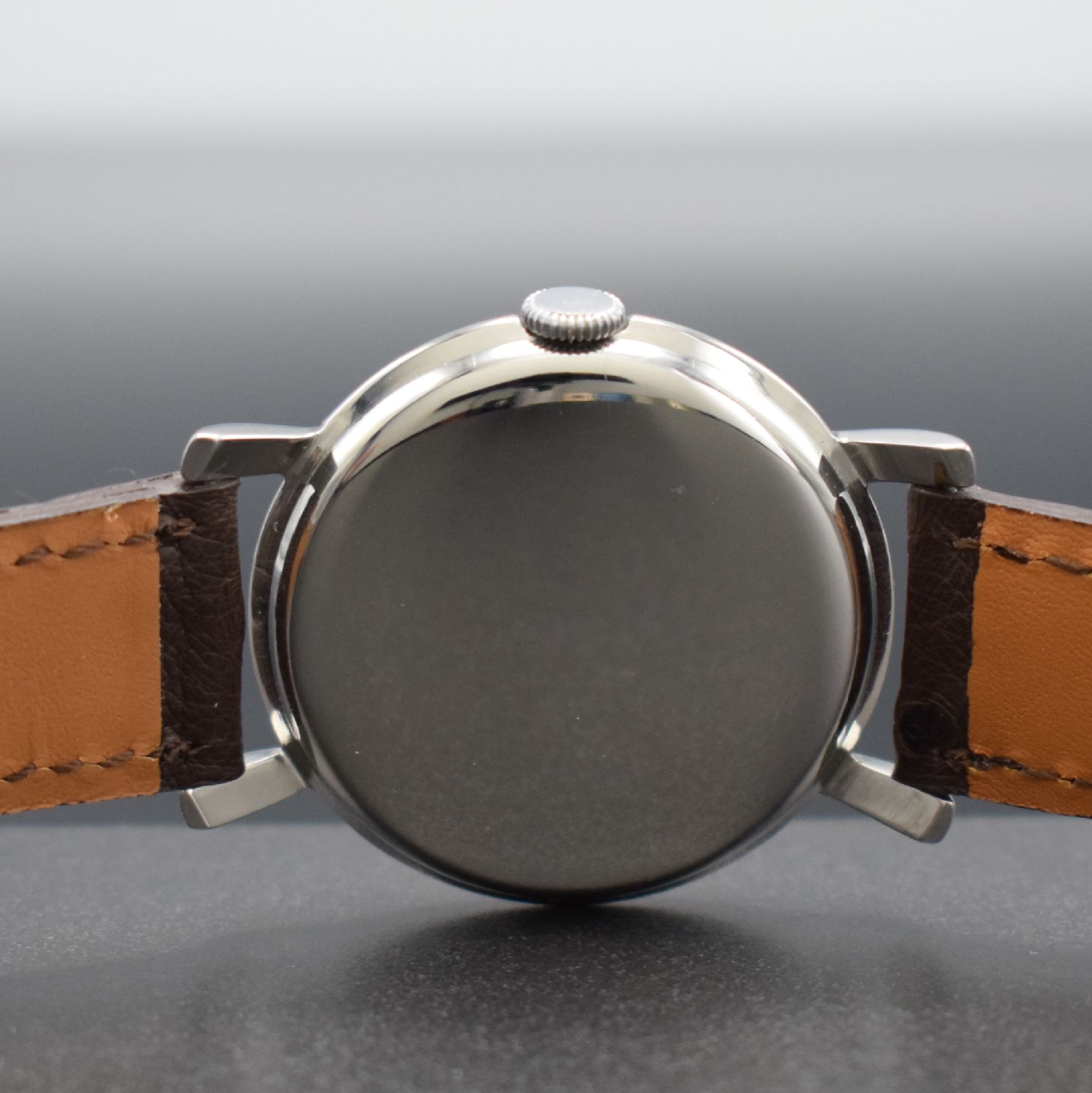 Detail e: IWC Herrenarmbanduhr in Edelstahl Kal. 89, Schweiz um 1955, Handaufzug, 3-teil. Gehäuse m. betonten Bandanst., Boden & Glasrand aufgedr., silb. ...