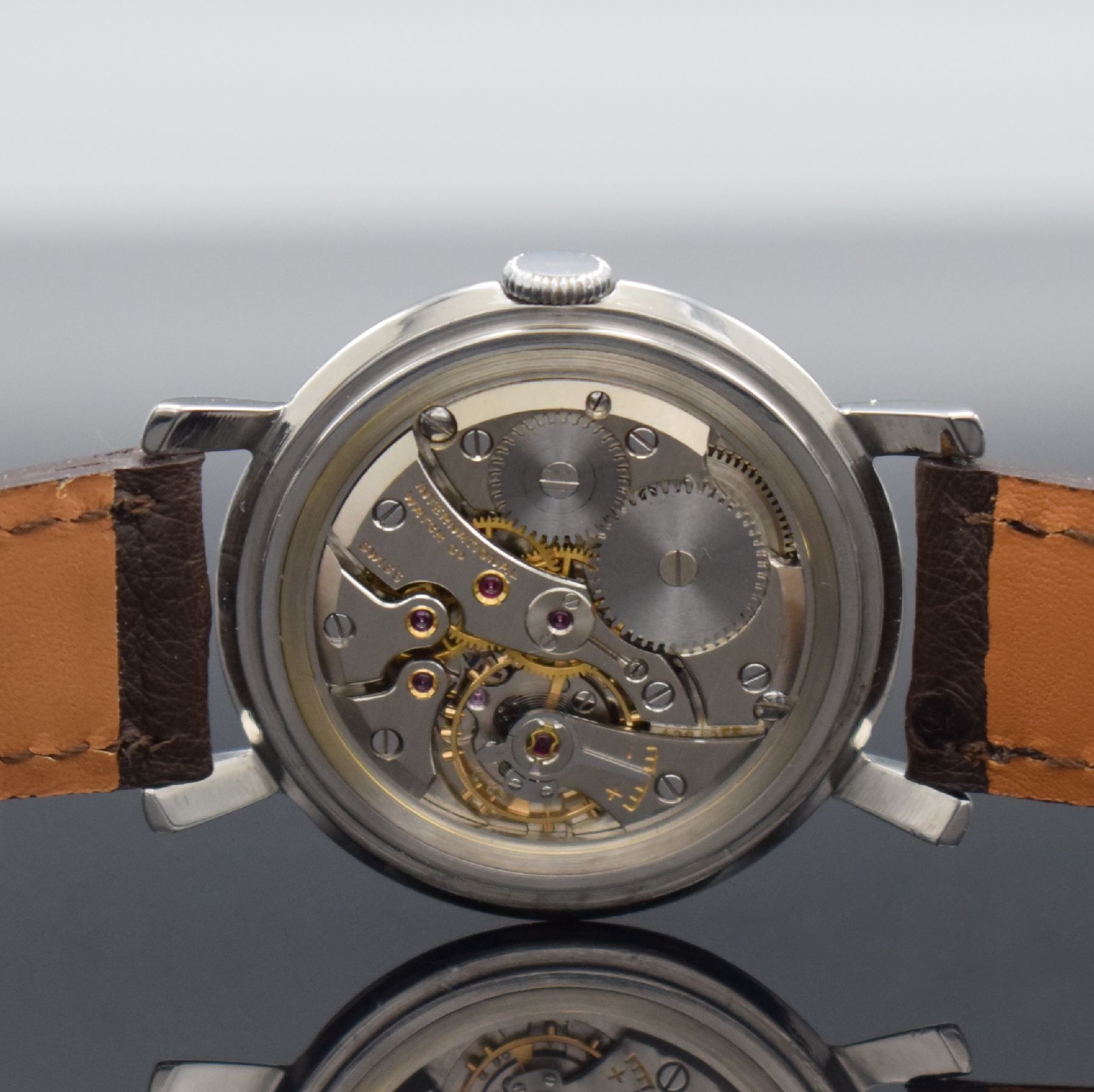 Detail f: IWC Herrenarmbanduhr in Edelstahl Kal. 89, Schweiz um 1955, Handaufzug, 3-teil. Gehäuse m. betonten Bandanst., Boden & Glasrand aufgedr., silb. ...