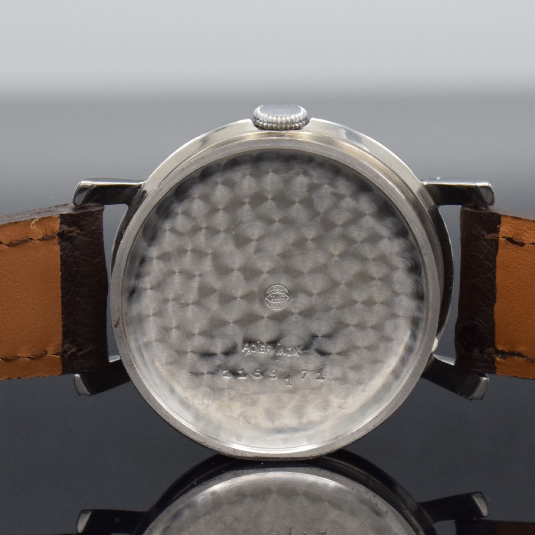 Detail g: IWC Herrenarmbanduhr in Edelstahl Kal. 89, Schweiz um 1955, Handaufzug, 3-teil. Gehäuse m. betonten Bandanst., Boden & Glasrand aufgedr., silb. ...