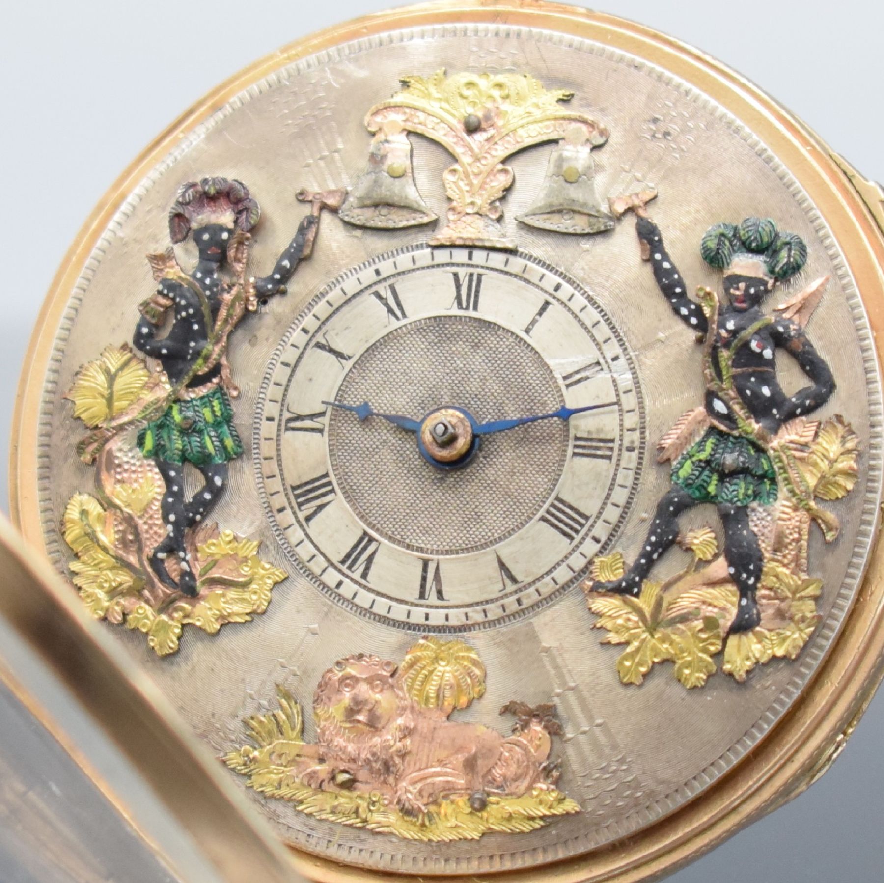 Detail b: Spindeluhr mit Jacquemart und 1/4-Repetition, Frankreich/Schweiz um 1820, verg. Silbergeh. dell., rücks. blau emailliert, guill. Silberzifferbl., ...