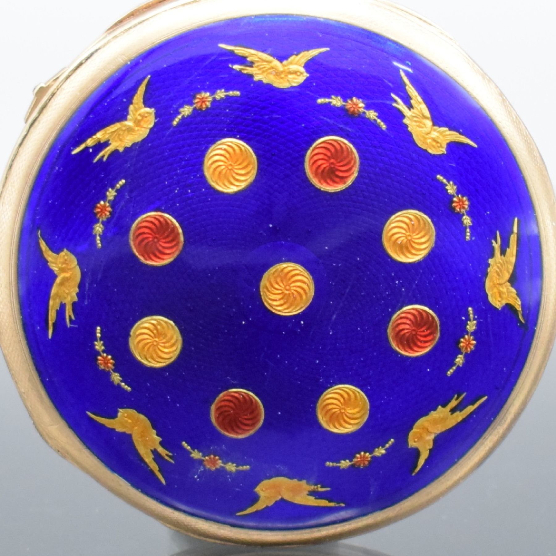Detail d: Spindeluhr mit Jacquemart und 1/4-Repetition, Frankreich/Schweiz um 1820, verg. Silbergeh. dell., rücks. blau emailliert, guill. Silberzifferbl., ...