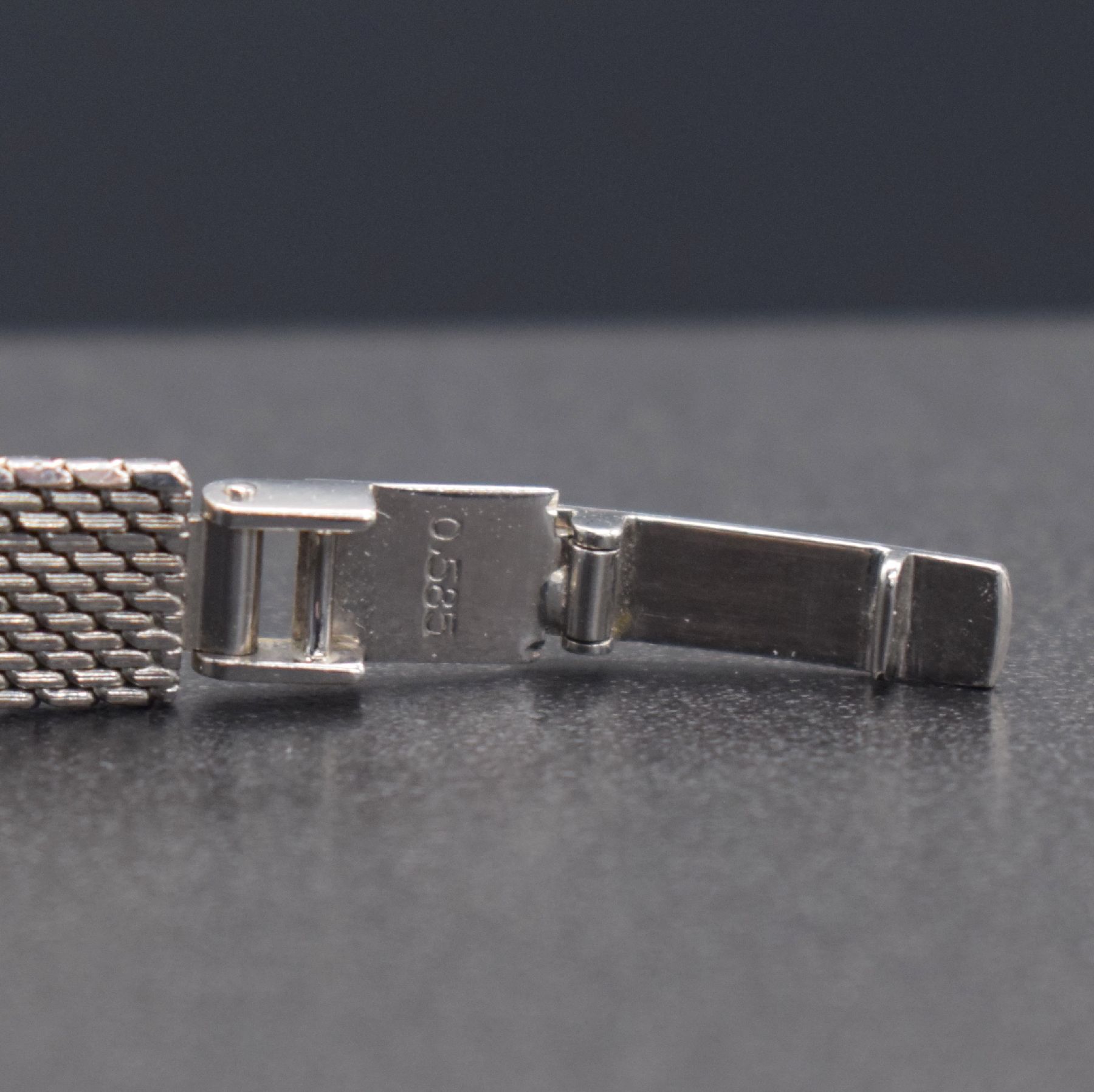 Detail d: PRIOSA diamantbesetzte Damenarmbanduhr in WG 585/000, Deutschland/Schweiz um 1960, Handaufzug, gedr. Geh. am Bandansatz m. 8 Diamanten bes., silb. ...