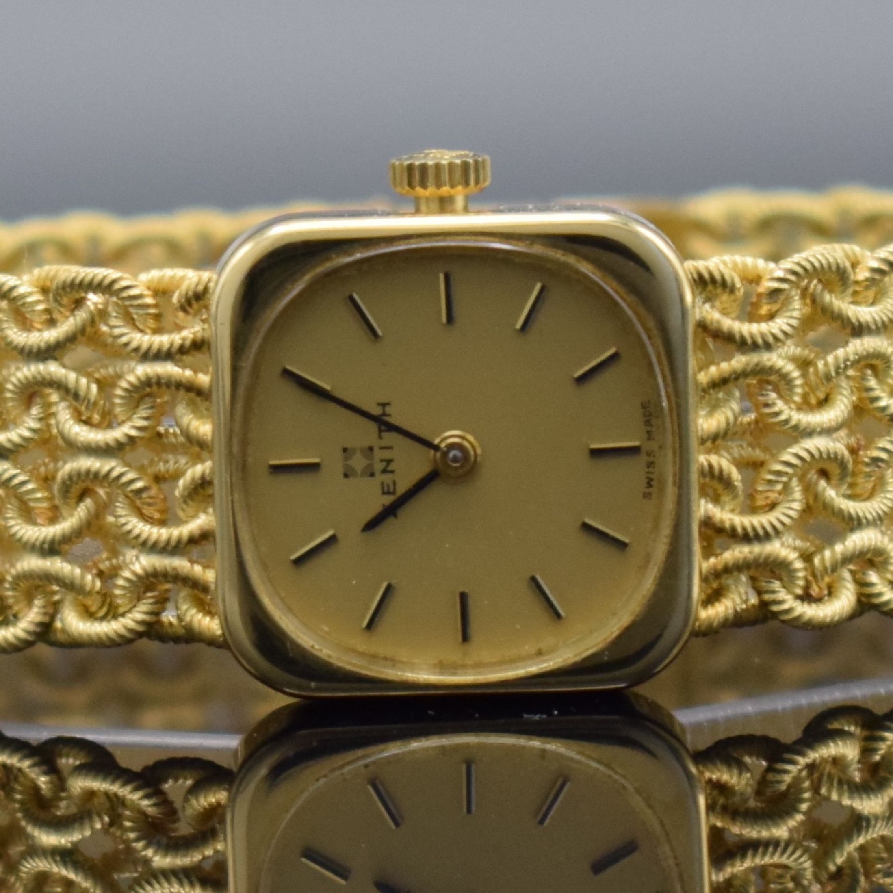 Detail a: ZENITH Damengoldbanduhr in GG 750/000, Schweiz um 1980, Handaufzug, quadrat. Geh., Boden aufgedr., aufw., anges. Band aus grav. Ösen, gold. ...