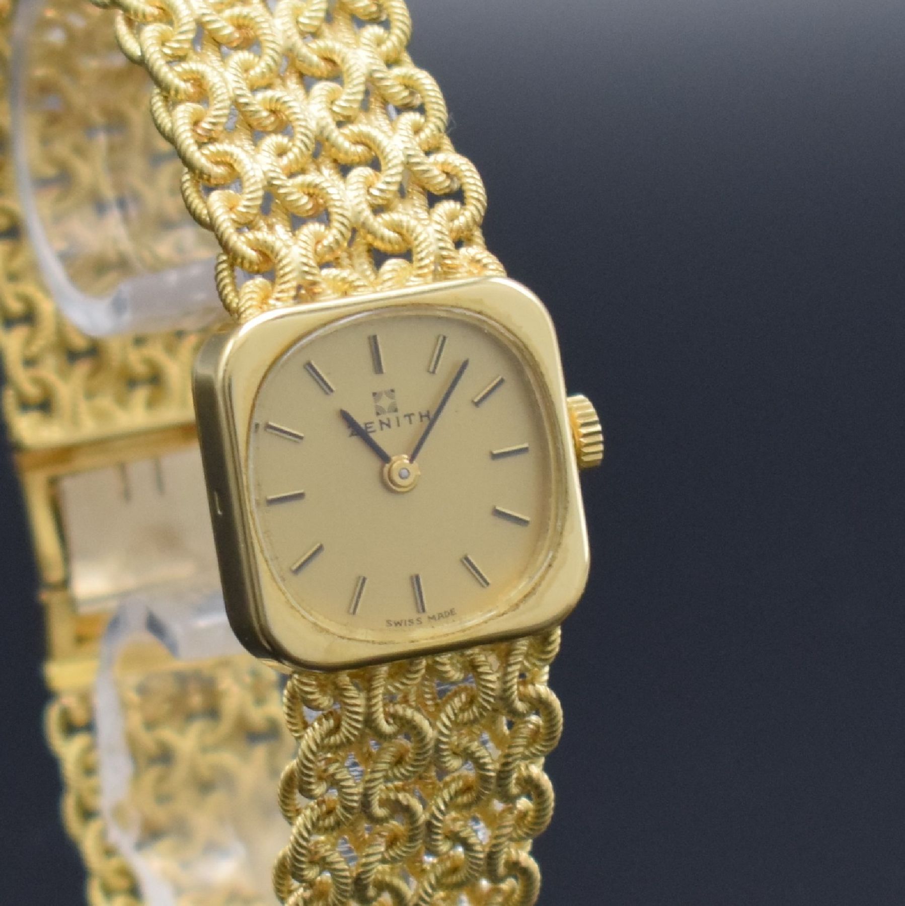 Detail e: ZENITH Damengoldbanduhr in GG 750/000, Schweiz um 1980, Handaufzug, quadrat. Geh., Boden aufgedr., aufw., anges. Band aus grav. Ösen, gold. ...