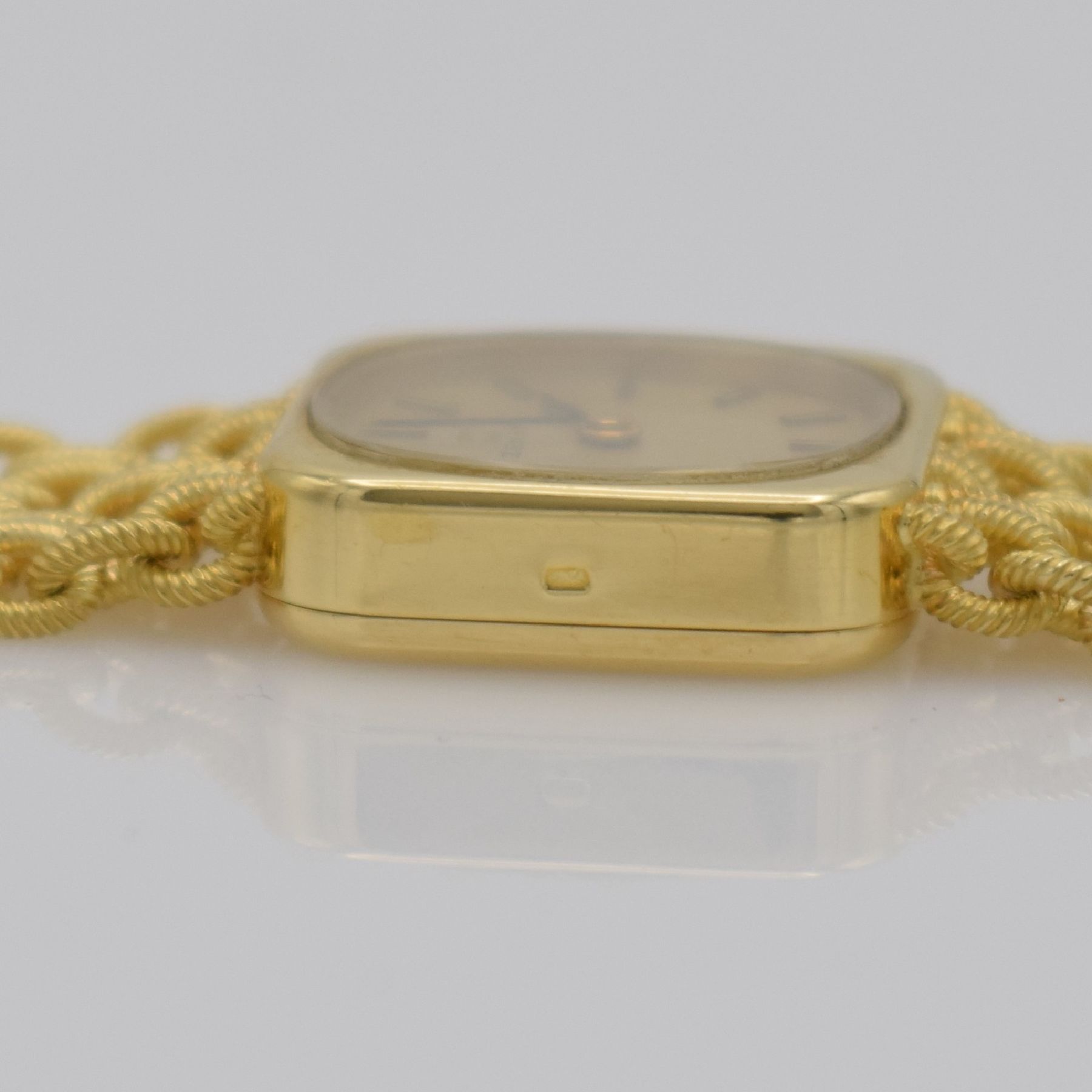 Detail o: ZENITH Damengoldbanduhr in GG 750/000, Schweiz um 1980, Handaufzug, quadrat. Geh., Boden aufgedr., aufw., anges. Band aus grav. Ösen, gold. ...