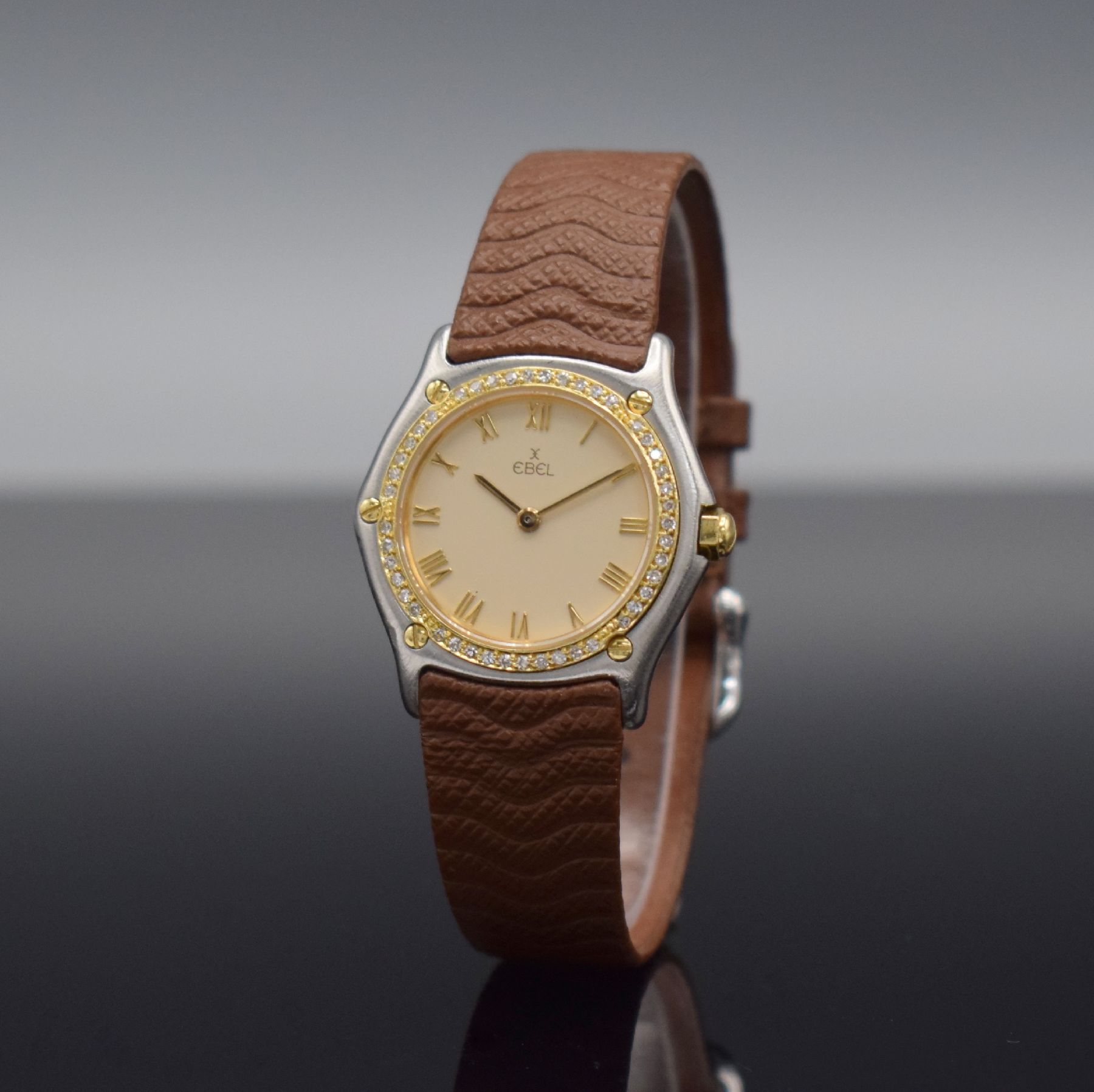 Detail b: EBEL Damenarmbanduhr Classic Wave, Referenz 1481, Edelstahl/Gold kombiniert inkl. orig. Lederband, zus. orig. Gliederband anbei, quarz, 5-fach ...