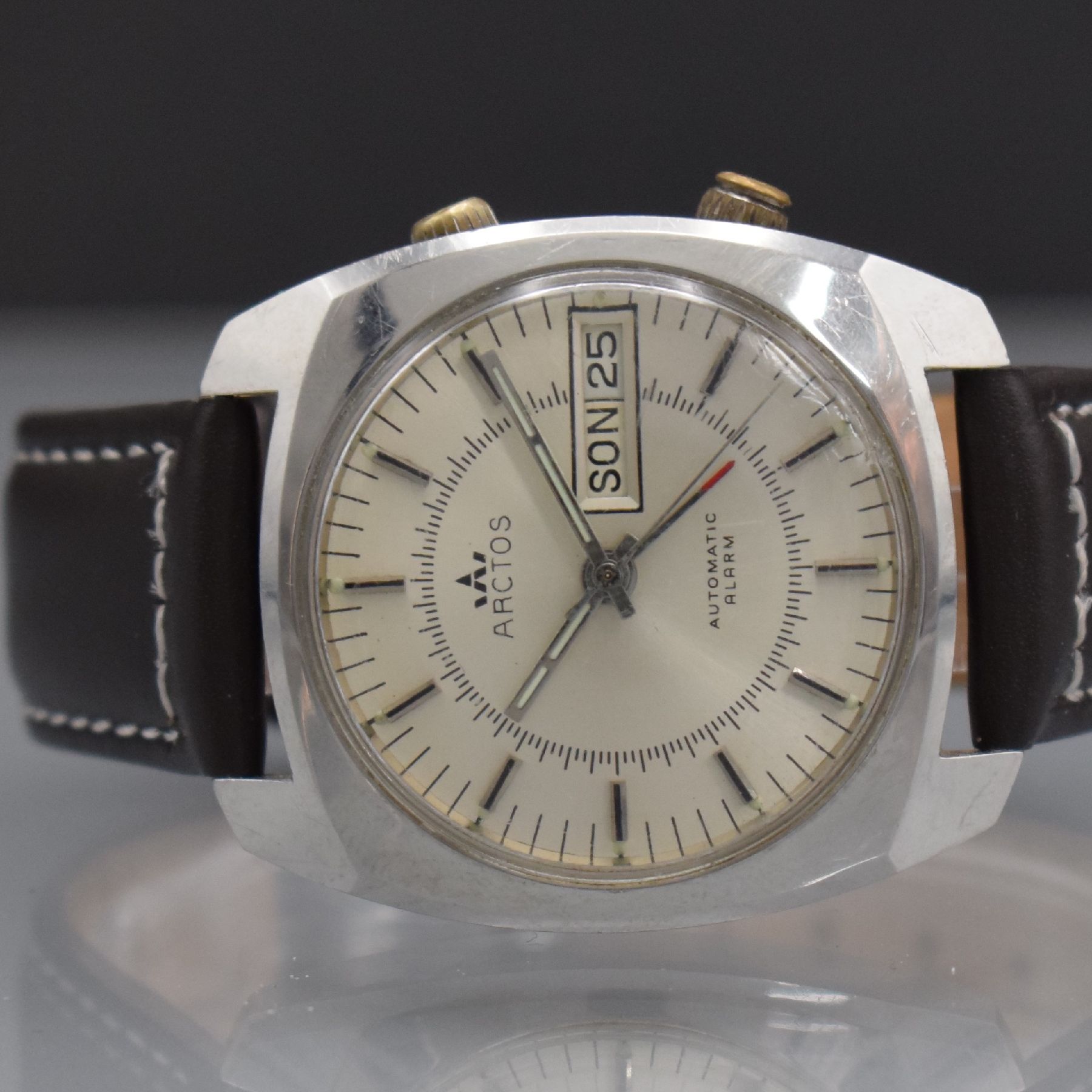 Detail a: ARCTOS Armbanduhr mit Wecker, Schweiz um 1975, Automatik, verchr. Geh. m. aufgedr. Boden, Kronen ber., silb. Zifferbl. m. aufges. Indizes, Tag & ...