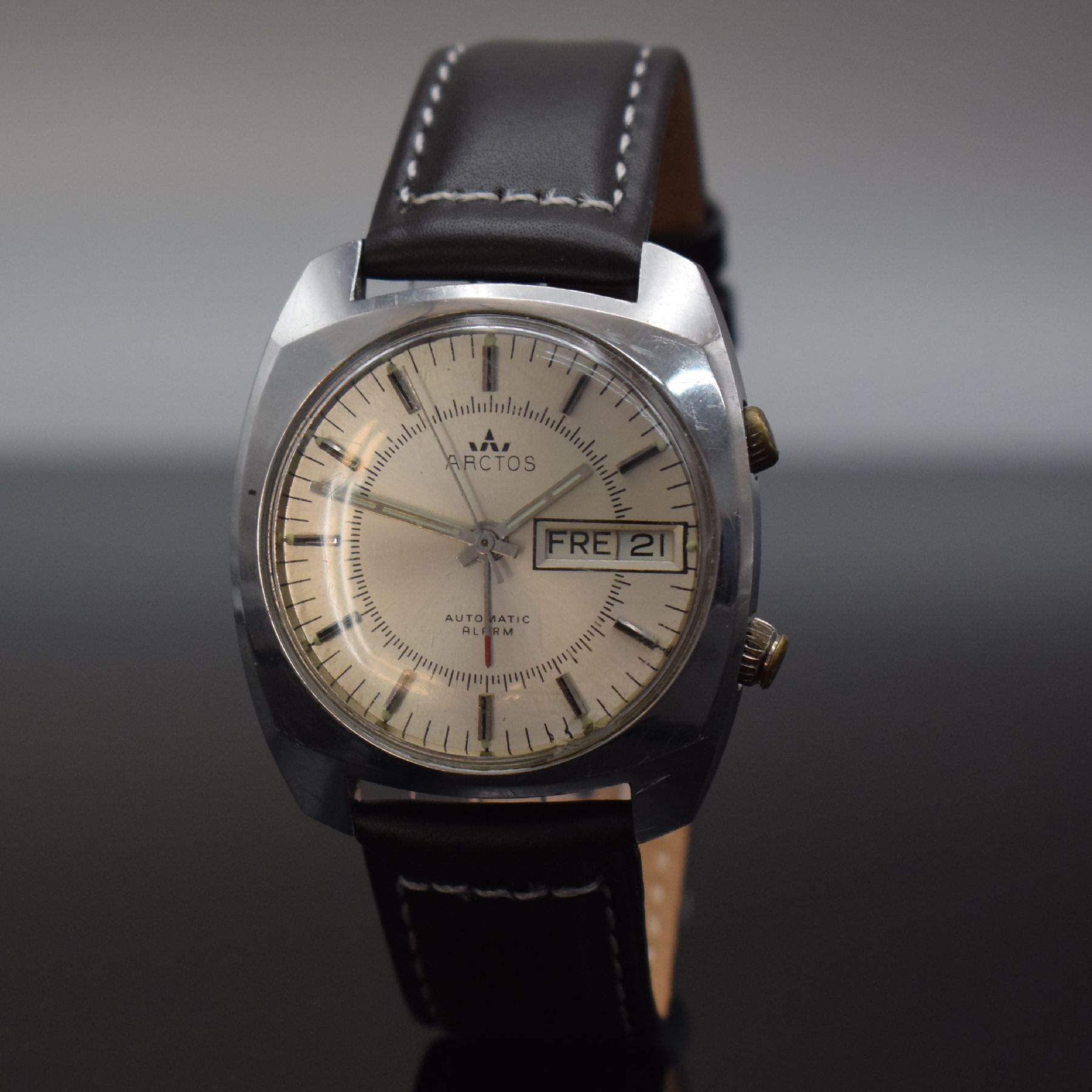 Detail b: ARCTOS Armbanduhr mit Wecker, Schweiz um 1975, Automatik, verchr. Geh. m. aufgedr. Boden, Kronen ber., silb. Zifferbl. m. aufges. Indizes, Tag & ...