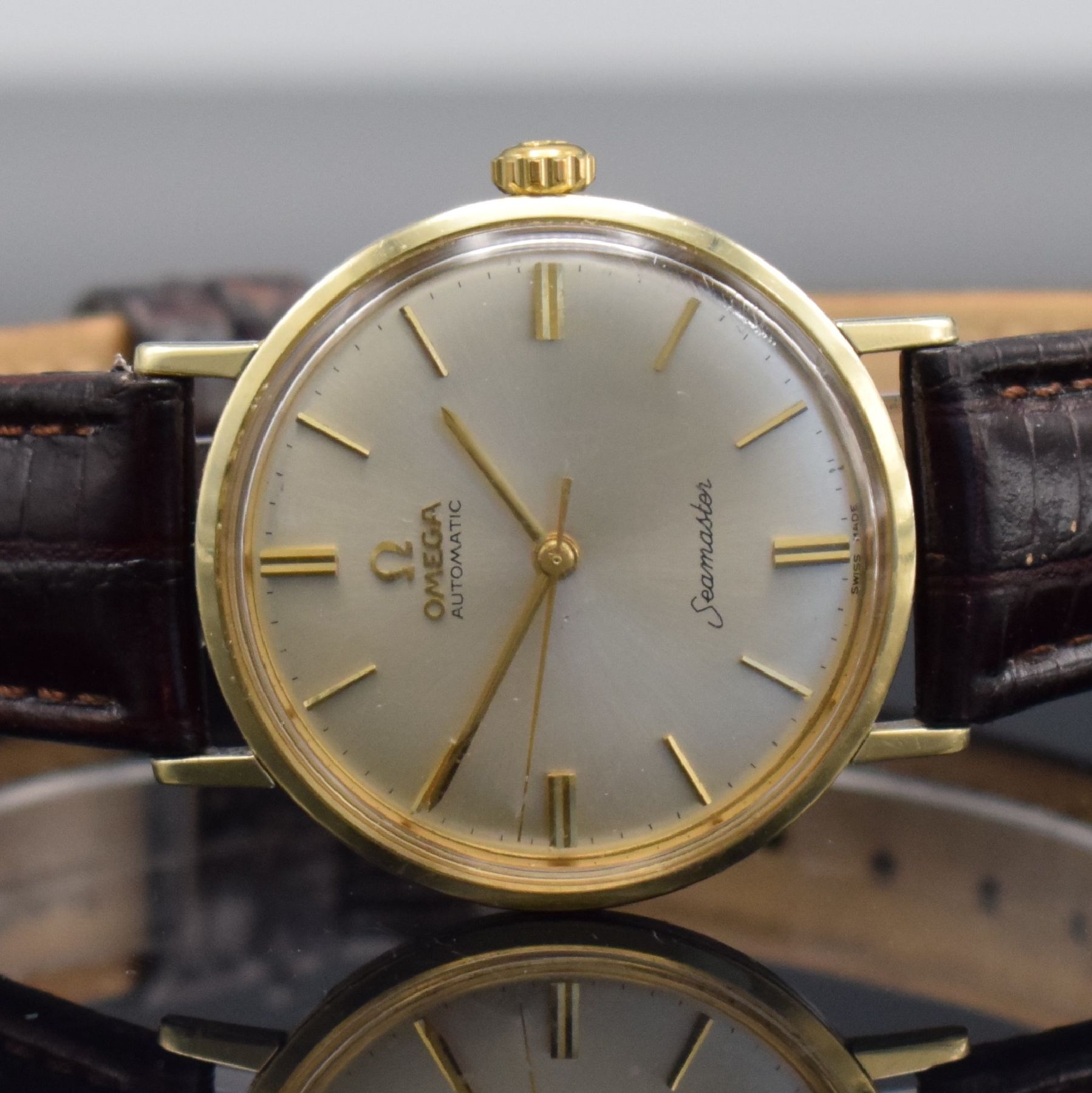 Detail a: OMEGA Herrenarmbanduhr Seamaster Referenz 14765 61 SC, Automatik, Schweiz um 1961, Monocoque-Geh. m. Goldhaube, get. A-Welle, silb. Zifferbl. m. ...