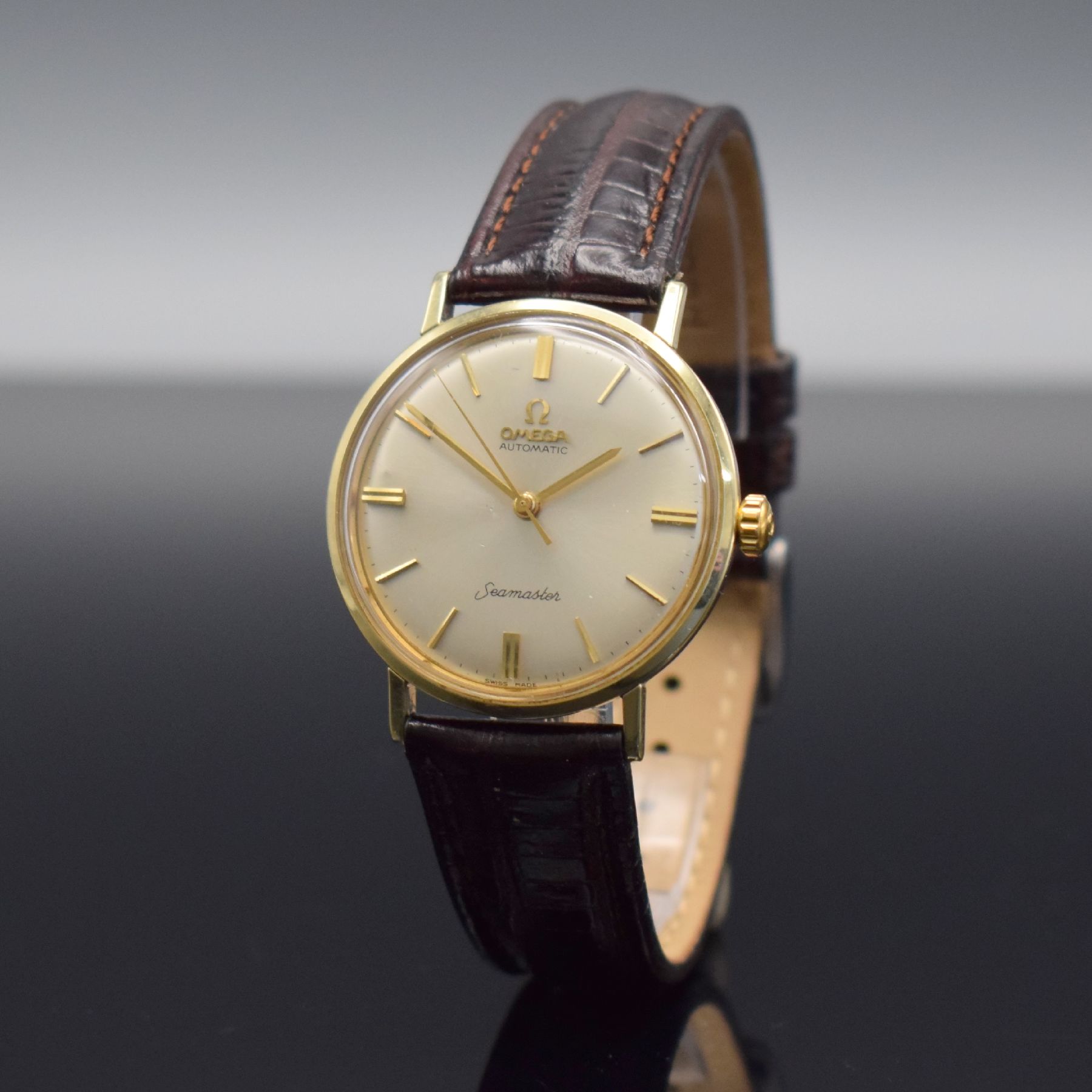 Detail b: OMEGA Herrenarmbanduhr Seamaster Referenz 14765 61 SC, Automatik, Schweiz um 1961, Monocoque-Geh. m. Goldhaube, get. A-Welle, silb. Zifferbl. m. ...