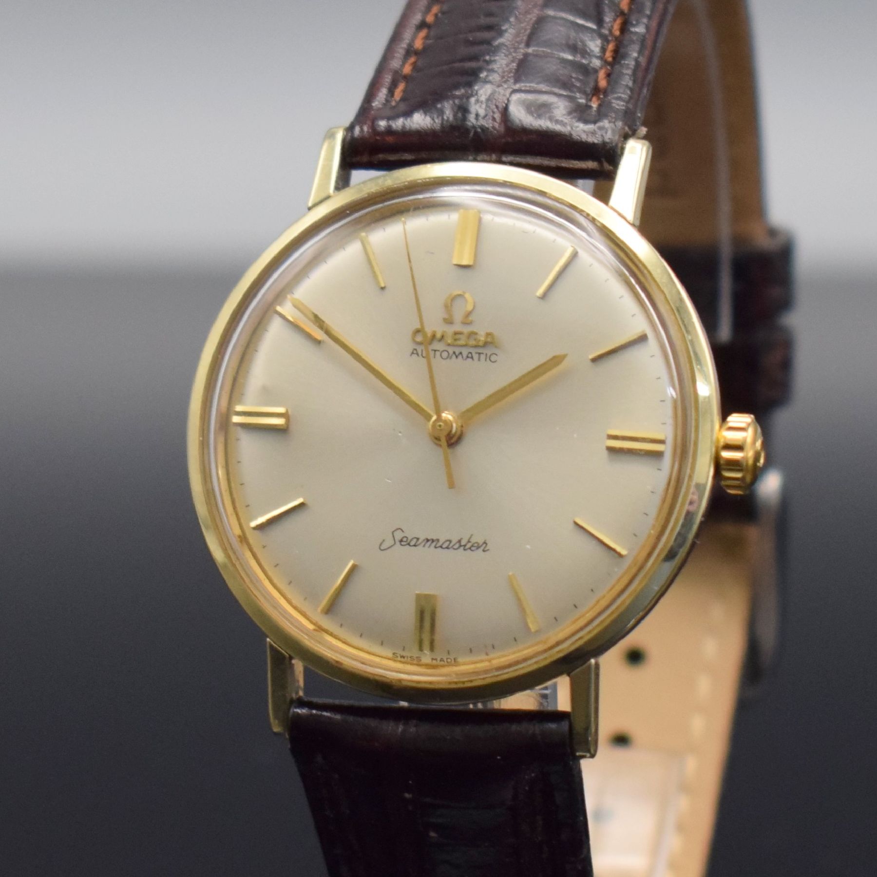 Detail c: OMEGA Herrenarmbanduhr Seamaster Referenz 14765 61 SC, Automatik, Schweiz um 1961, Monocoque-Geh. m. Goldhaube, get. A-Welle, silb. Zifferbl. m. ...