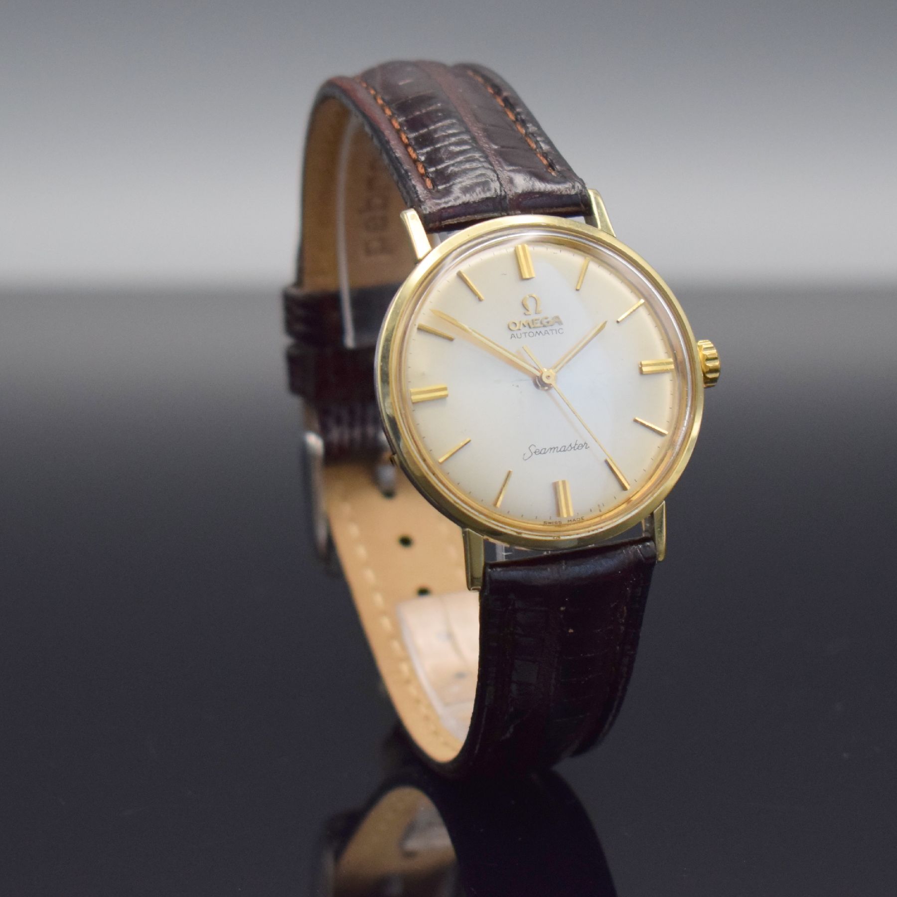 Detail d: OMEGA Herrenarmbanduhr Seamaster Referenz 14765 61 SC, Automatik, Schweiz um 1961, Monocoque-Geh. m. Goldhaube, get. A-Welle, silb. Zifferbl. m. ...