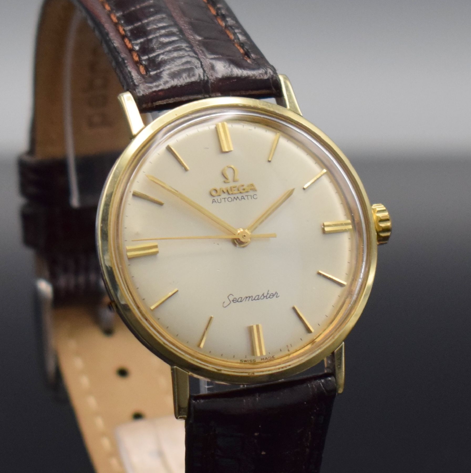Detail e: OMEGA Herrenarmbanduhr Seamaster Referenz 14765 61 SC, Automatik, Schweiz um 1961, Monocoque-Geh. m. Goldhaube, get. A-Welle, silb. Zifferbl. m. ...