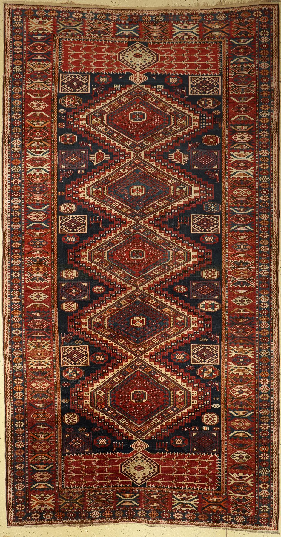 Großer Schirwan antik, Ostkaukasus, Ende 19.Jhd, Wolle auf Wolle, ca. 384 x 205 cm, seltenes Format,dekorativ, EHZ: 2-3