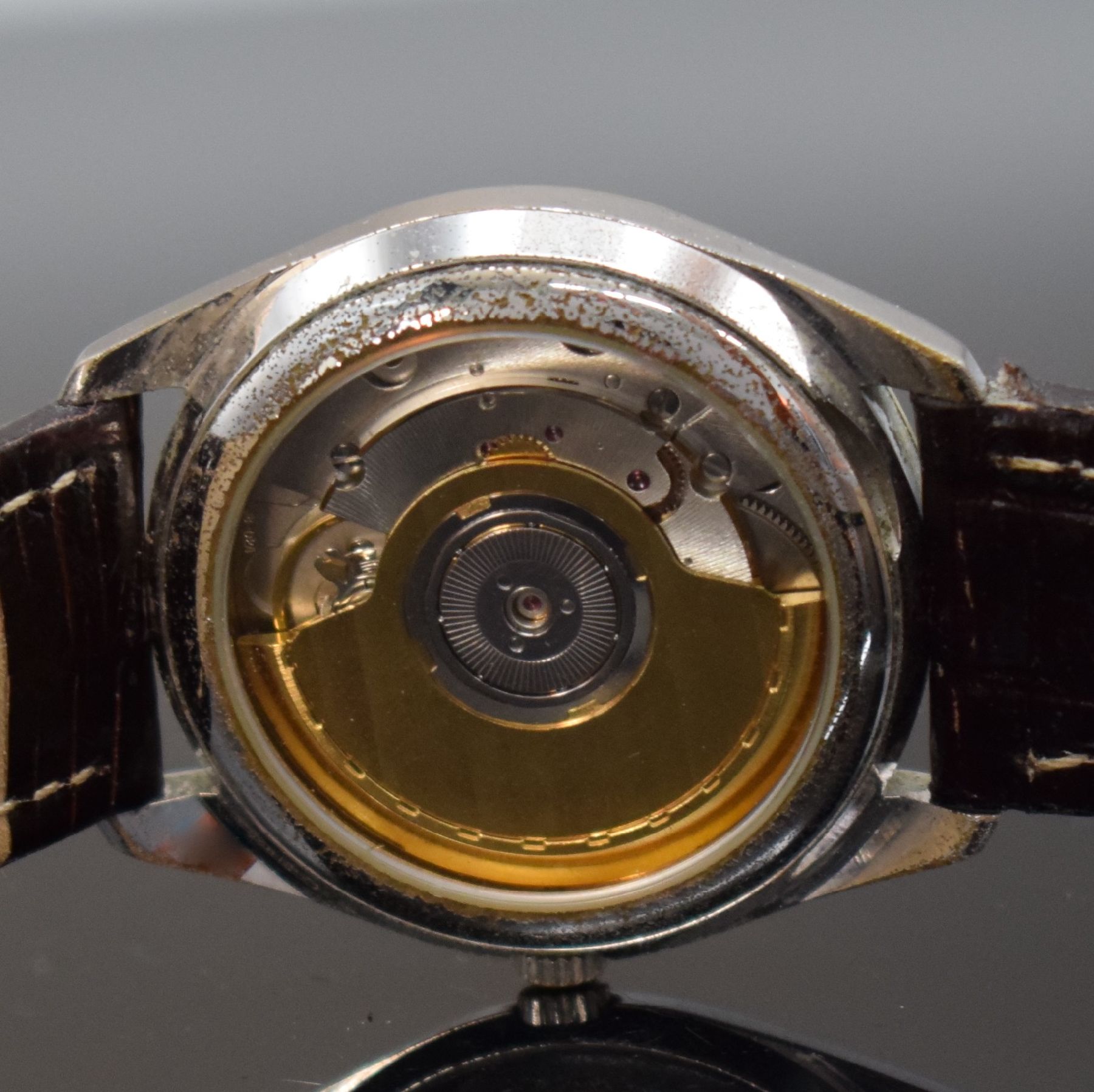 Detail e: GUB Herrenarmbanduhr, Deutschland/Schweiz um 1993, Automatik, verchr. Metallgeh. beids. vergl., Verchromung teilw. besch., geriffelte Lünette verg., ...