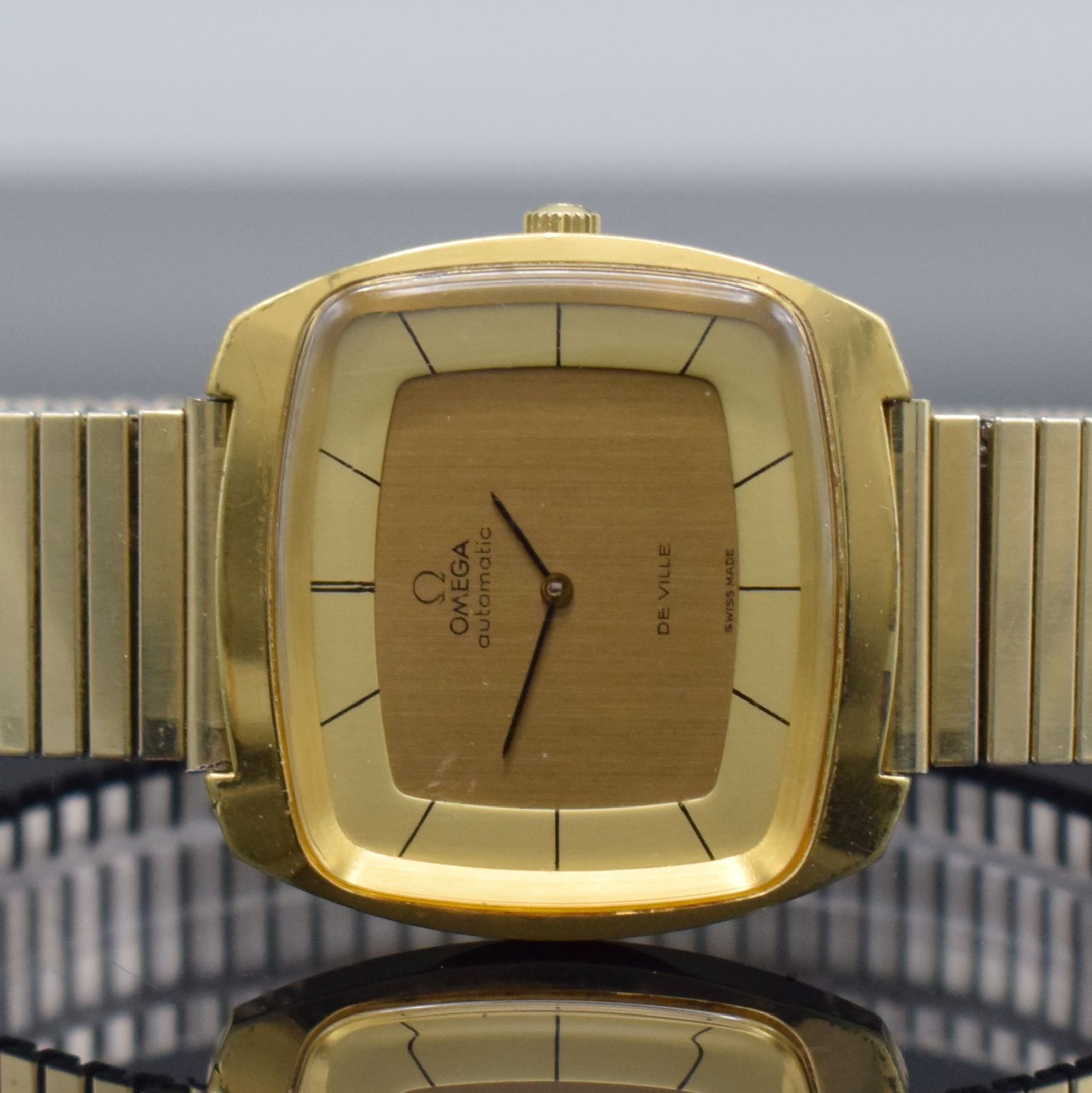 Detail a: OMEGA Herrenarmbanduhr De Ville in sog. TV- Form Referenz 151.0051, Automatik, Schweiz um 1973, verg. Metallgeh., Edelstahlboden verschr., gold. ...