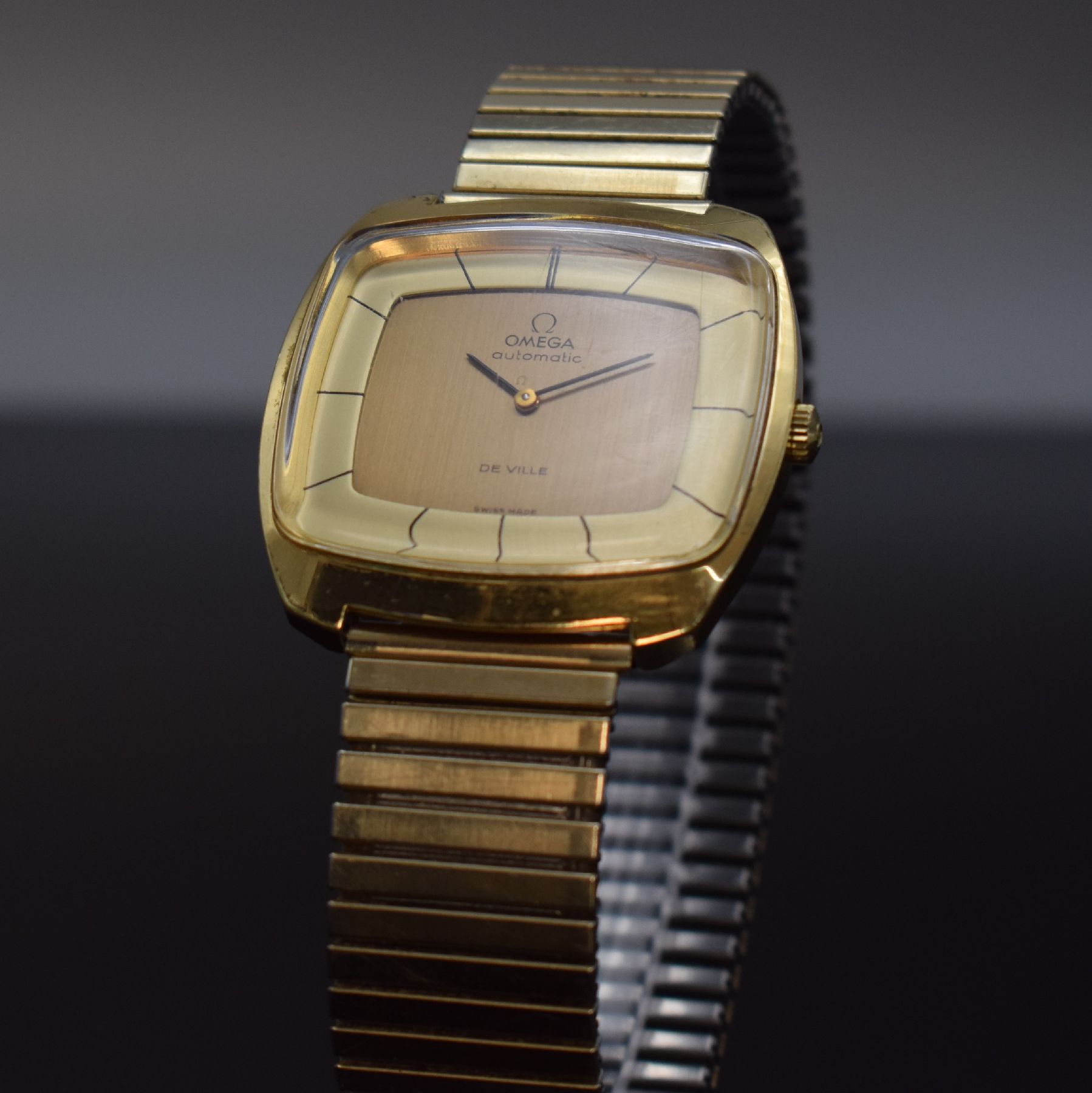 Detail b: OMEGA Herrenarmbanduhr De Ville in sog. TV- Form Referenz 151.0051, Automatik, Schweiz um 1973, verg. Metallgeh., Edelstahlboden verschr., gold. ...