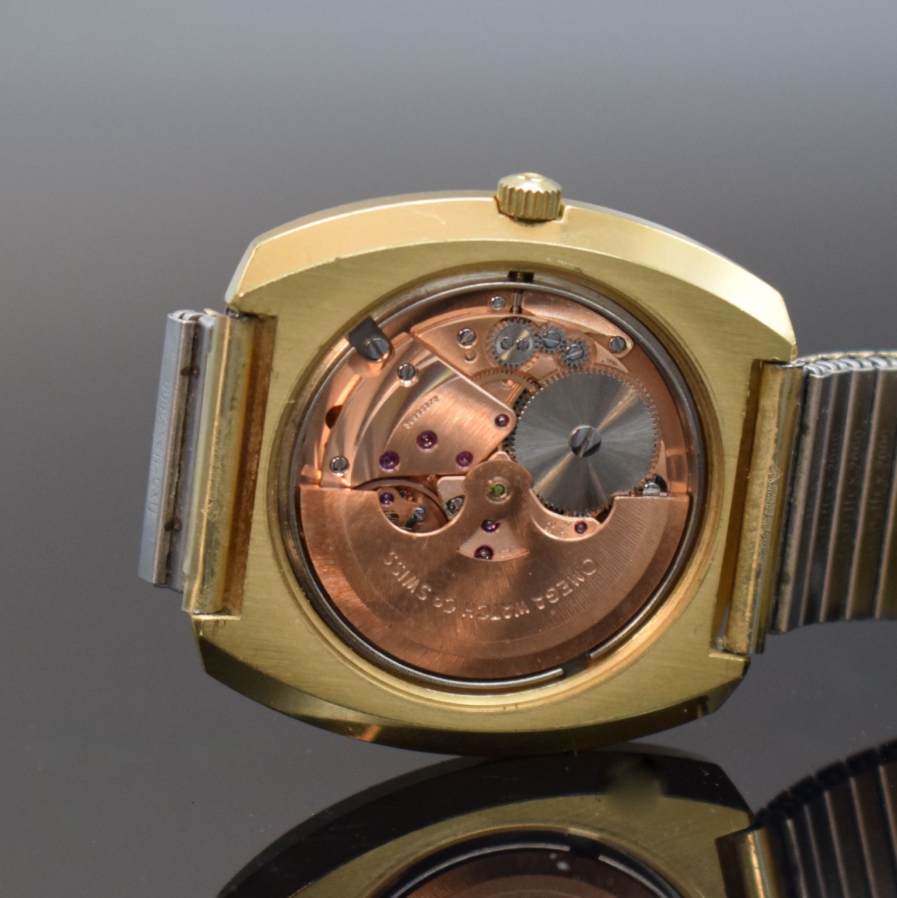 Detail e: OMEGA Herrenarmbanduhr De Ville in sog. TV- Form Referenz 151.0051, Automatik, Schweiz um 1973, verg. Metallgeh., Edelstahlboden verschr., gold. ...