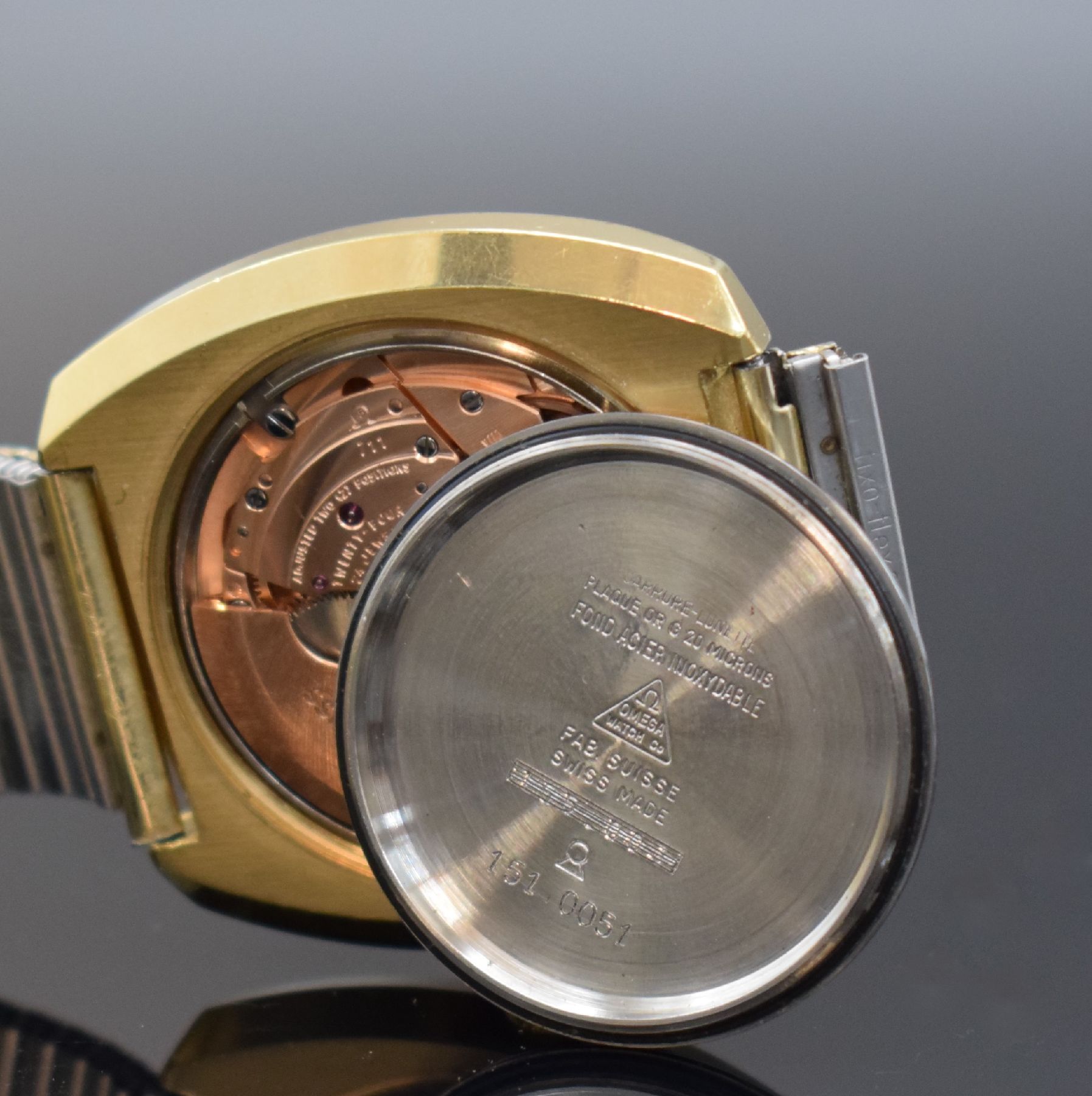 Detail g: OMEGA Herrenarmbanduhr De Ville in sog. TV- Form Referenz 151.0051, Automatik, Schweiz um 1973, verg. Metallgeh., Edelstahlboden verschr., gold. ...