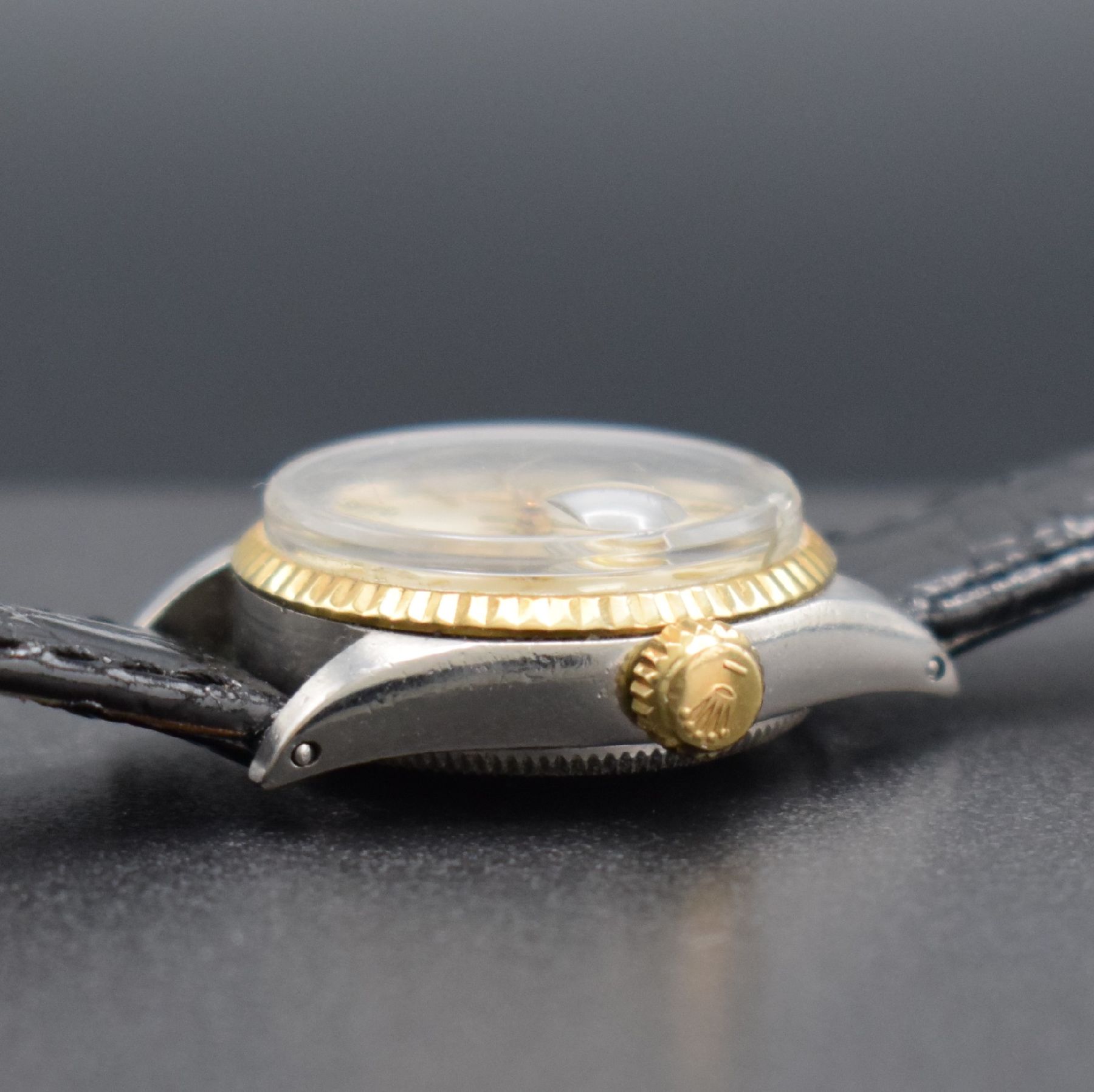 Detail d: ROLEX Damenarmbanduhr Oyster Perpetual Date Referenz 6917, Automatik, Schweiz lt. Bodenstempel 3. Quartal 1969, Edelstahl/Gold kombiniert, Boden & ...