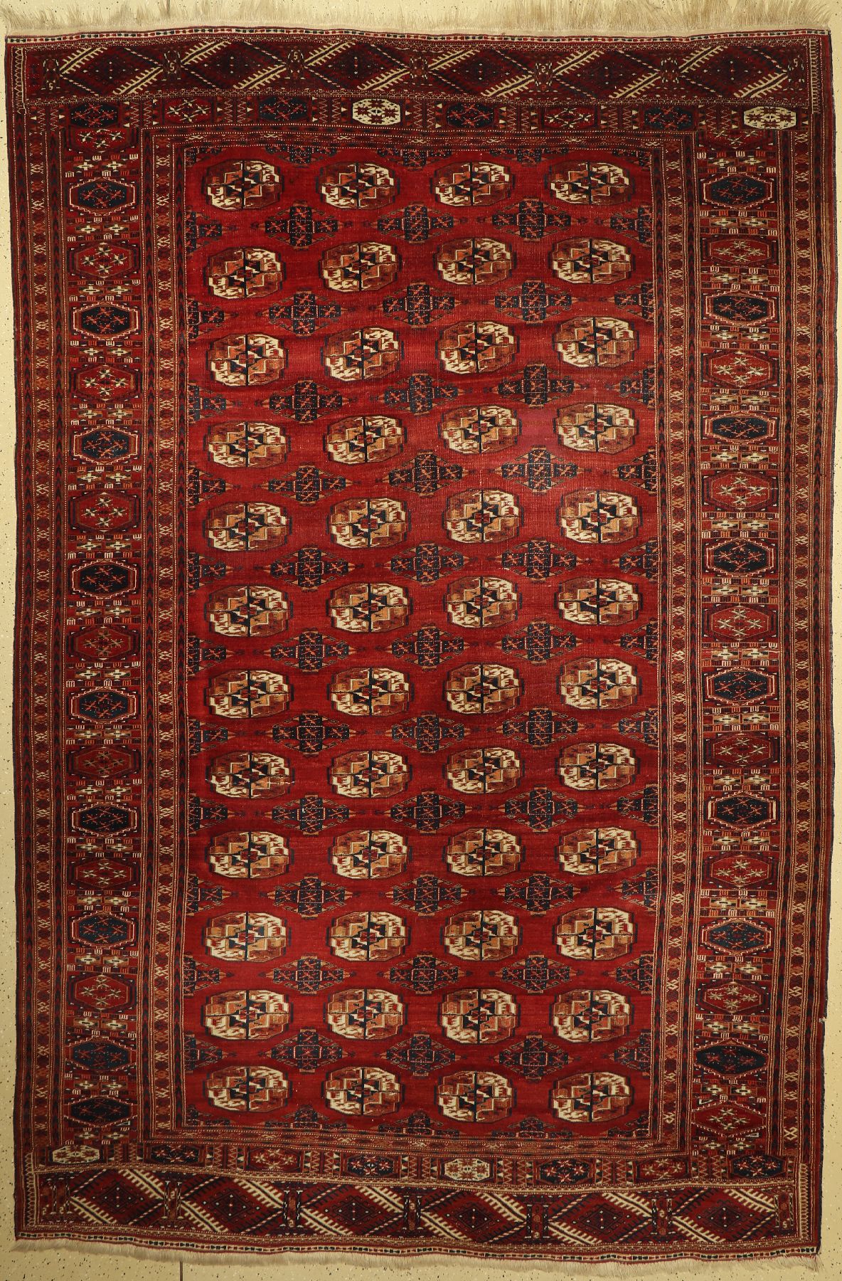 Göklan Hauptteppich antik, Turkmenistan, um1910/1920, Wolle auf Wolle, ca. 361 x 242 cm, EHZ: 3, eine restaurierte Stelle