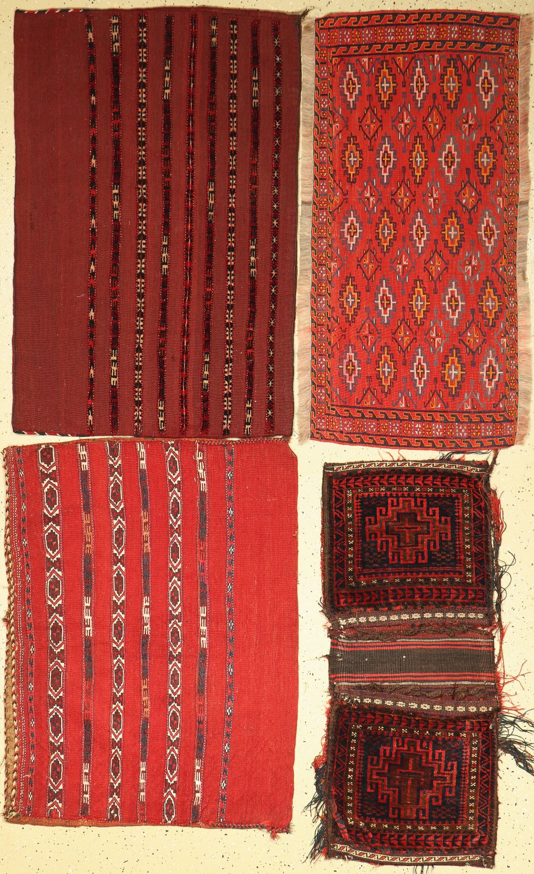 Konvolut aus 3 Djowals und, 1 Doppelttasche,aus Turkmenistan um 1920/1950 Wolle auf Wolle,EHZ: 2-3