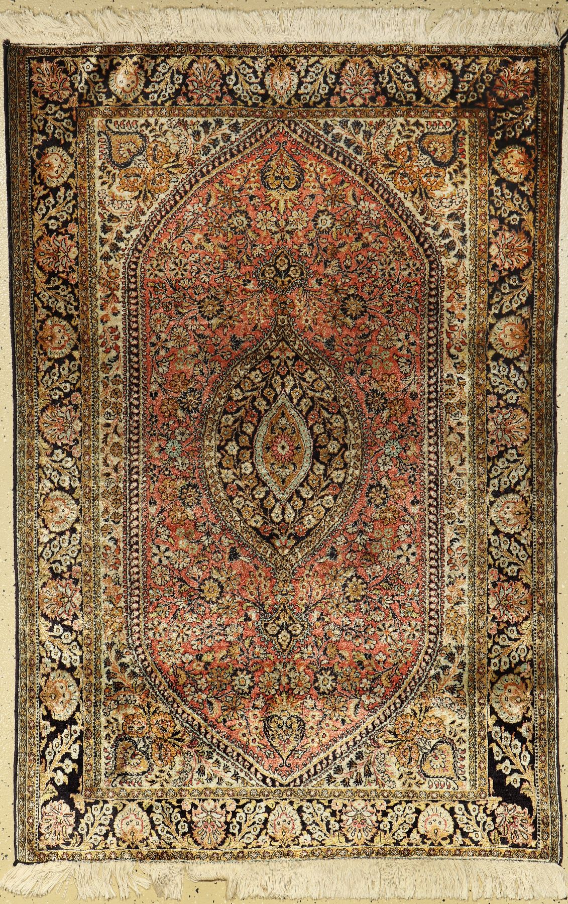 Ghom Seide, Persien, ca. 60 Jahre, reine Naturseide, ca. 156 x 104 cm, leicht verfärbt,EHZ: 2, (neue Fransen)