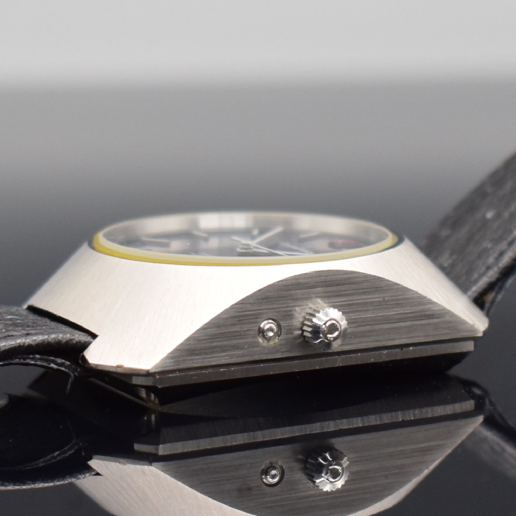 Detail e: OMEGA Constellation Megaquartz PROTOTYP Nr. 3803 sehr seltene Herrenarmbanduhr in Stahl, Schweiz um 1971, Quarz 2,4 MHz, schweres 2- tlg. Geh., Boden ...