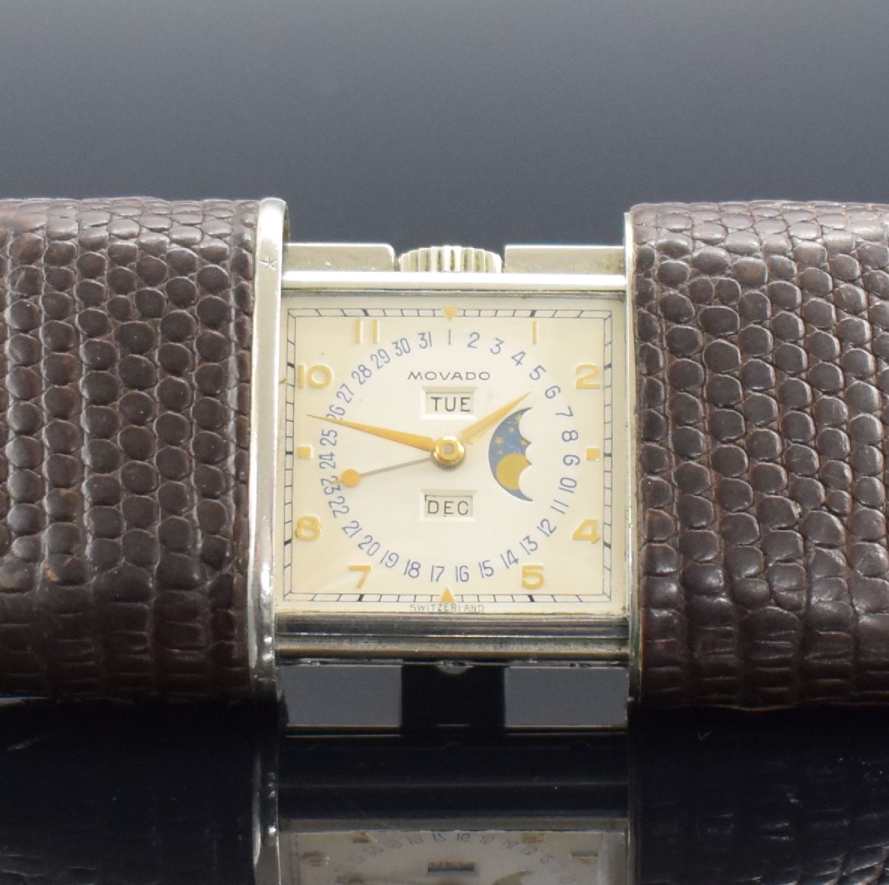 Detail a: MOVADO Ermeto seltenes Reiseührchen mit Vollkalender & Mondphase, Schweiz um 1940, Handaufzug, Nickel-Geh. m. Lederbezug, beids. aufschiebbar, ...