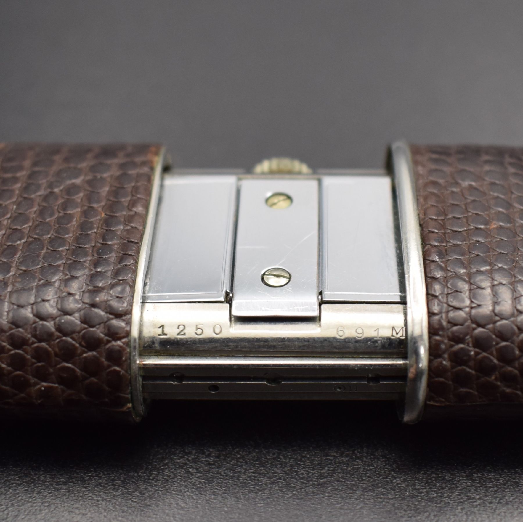Detail e: MOVADO Ermeto seltenes Reiseührchen mit Vollkalender & Mondphase, Schweiz um 1940, Handaufzug, Nickel-Geh. m. Lederbezug, beids. aufschiebbar, ...