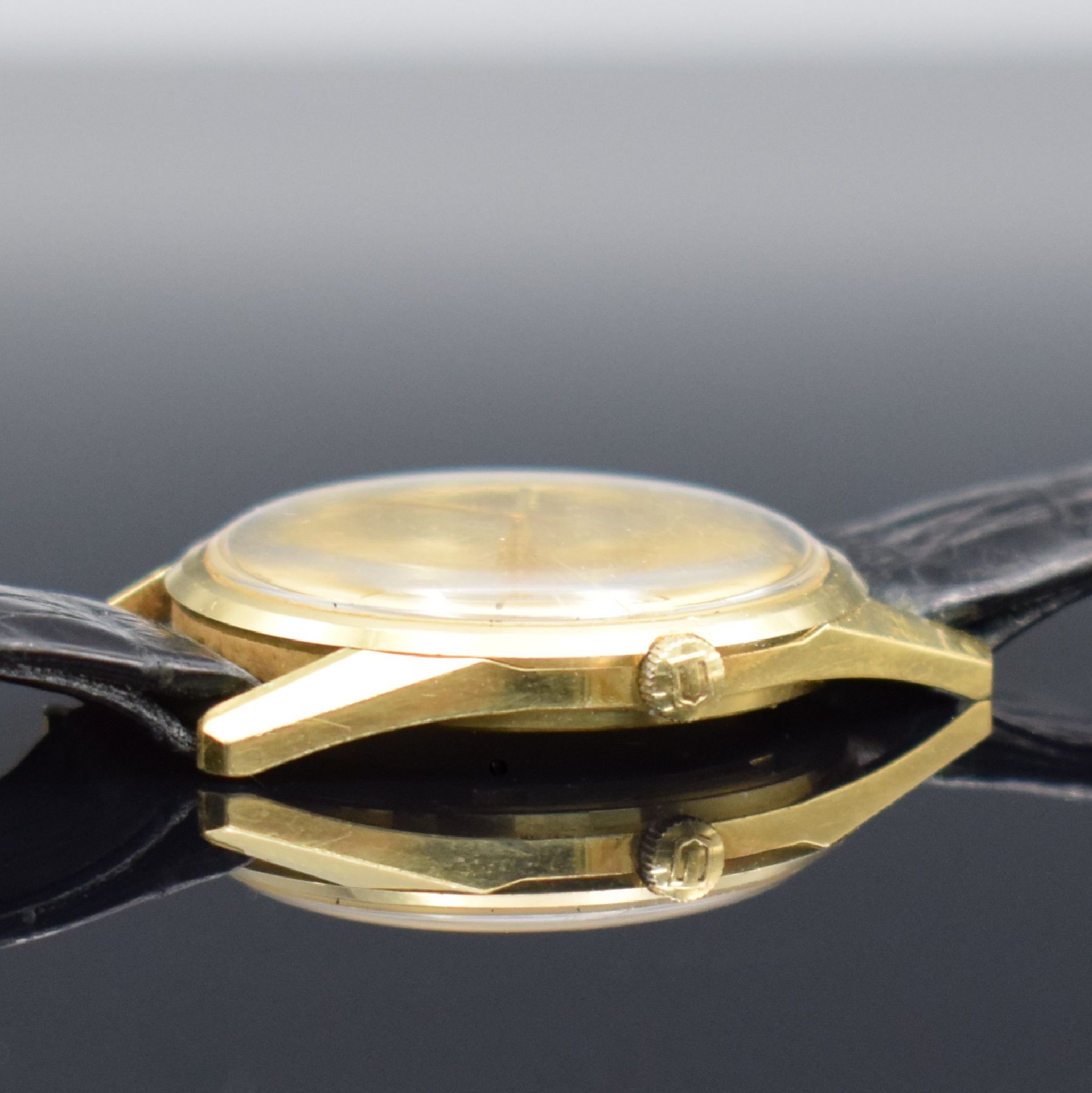 Detail d: UNIVERSAL GENEVE Polrouter Date Herrenarmbanduhr in GG 750/000 mit Kal. 215-2, Schweiz um 1965, Automatik, verschr. Geh. Ref. 104602/1, gold. ...