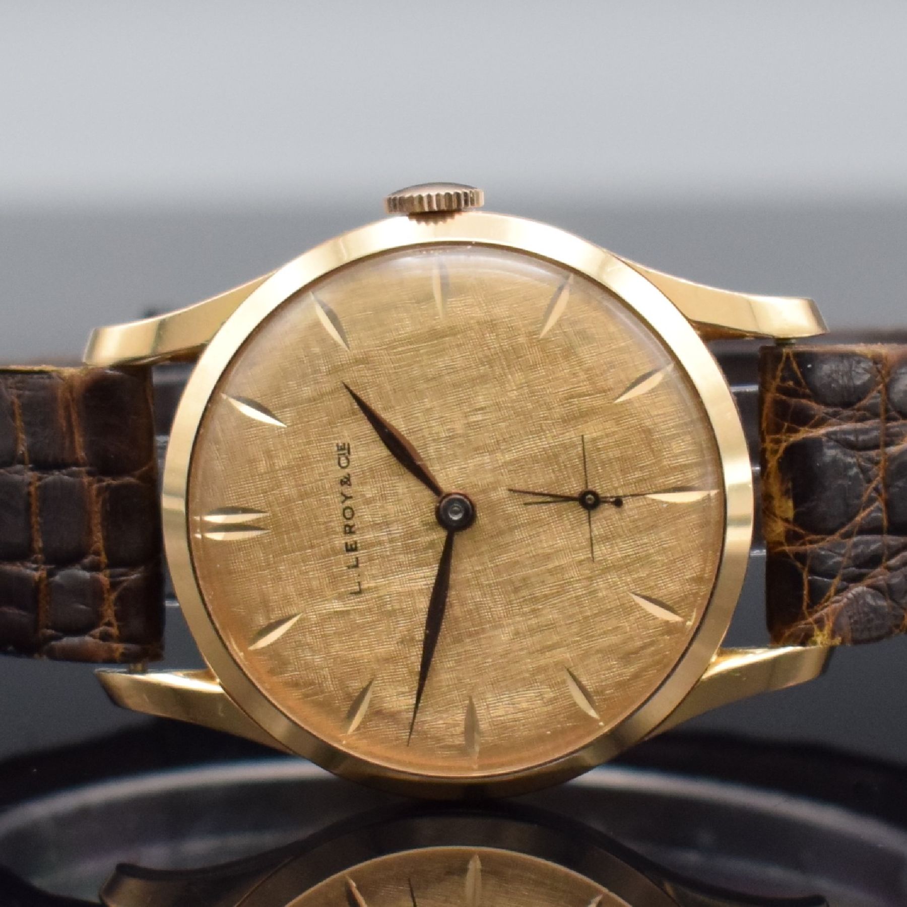 Detail a: L. LEROY & Cie / PESEUX 260 extrem seltene Herrenarmbanduhr in RG 750/000, Schweiz um 1960, Handaufzug, schweres 3-teil. Gehäuse, Boden & Glasrand ...