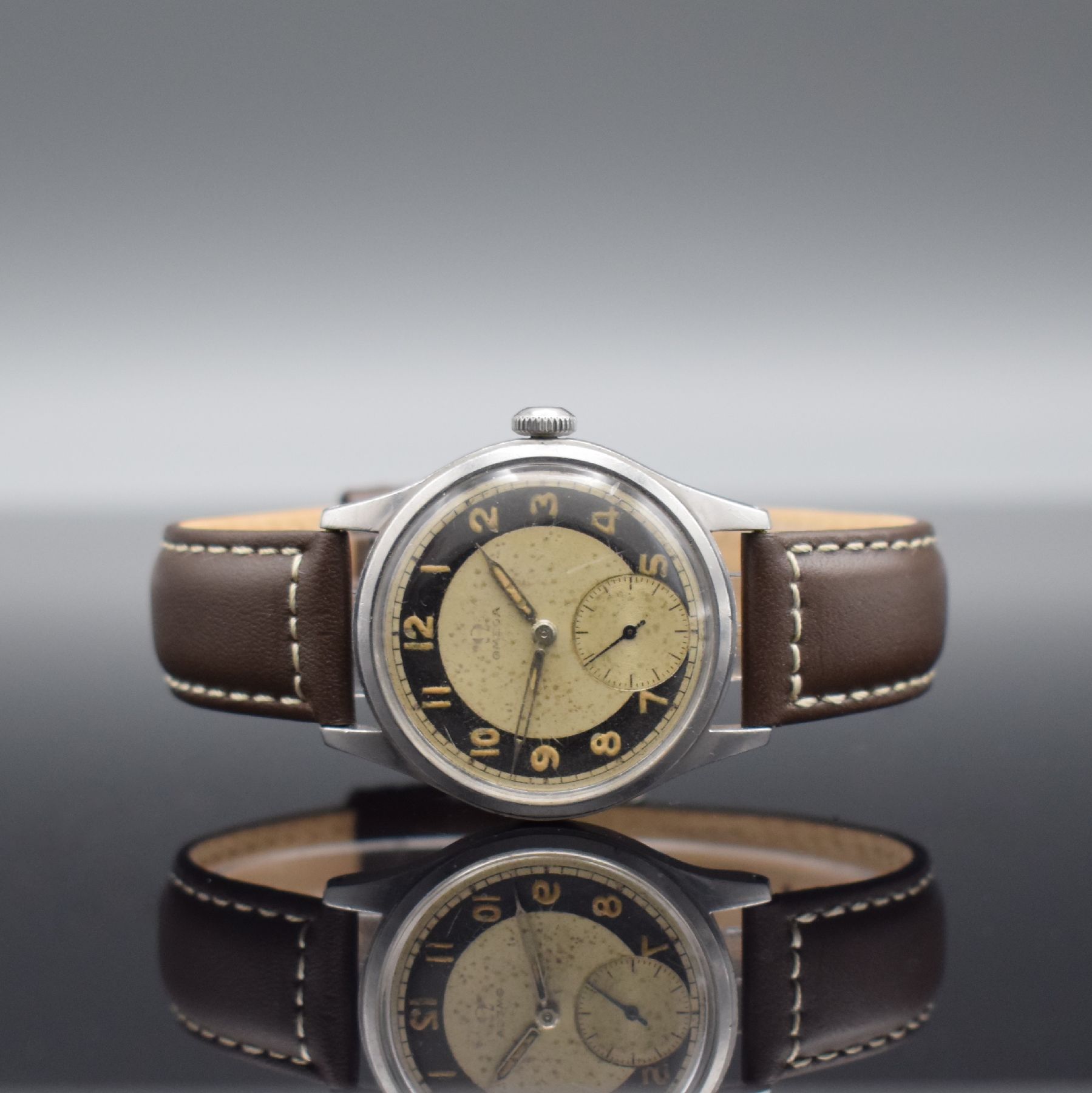 OMEGA Souverän Ref. 2400-4 Herrenarmbanduhr in Stahl, Schweiz um 1948, Handaufzug, 2-teil. Geh., Boden verschr., stark pat. schwarz/silb. Zifferbl. ...