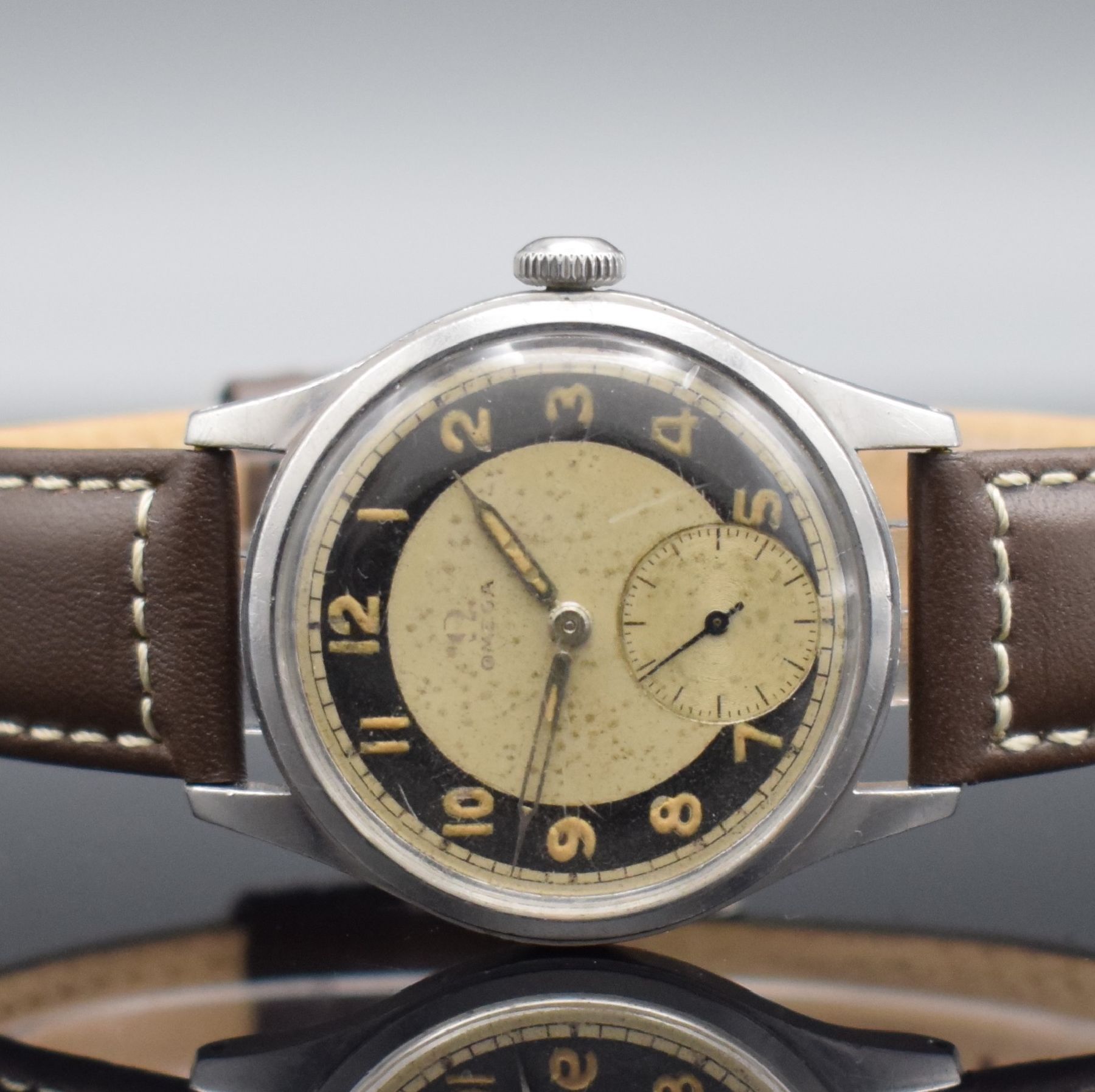 Detail a: OMEGA Souverän Ref. 2400-4 Herrenarmbanduhr in Stahl, Schweiz um 1948, Handaufzug, 2-teil. Geh., Boden verschr., stark pat. schwarz/silb. Zifferbl. ...