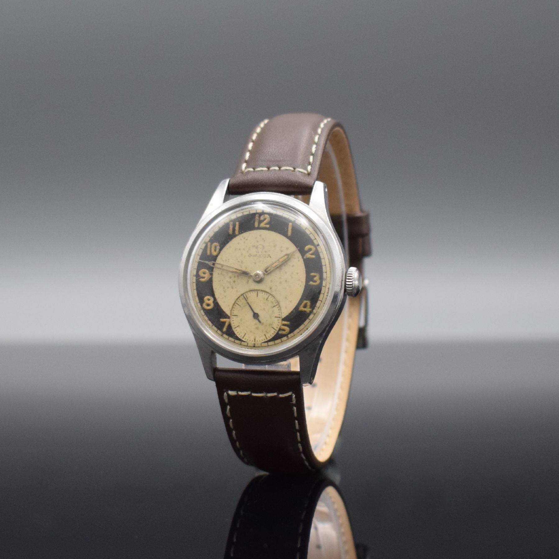 Detail b: OMEGA Souverän Ref. 2400-4 Herrenarmbanduhr in Stahl, Schweiz um 1948, Handaufzug, 2-teil. Geh., Boden verschr., stark pat. schwarz/silb. Zifferbl. ...