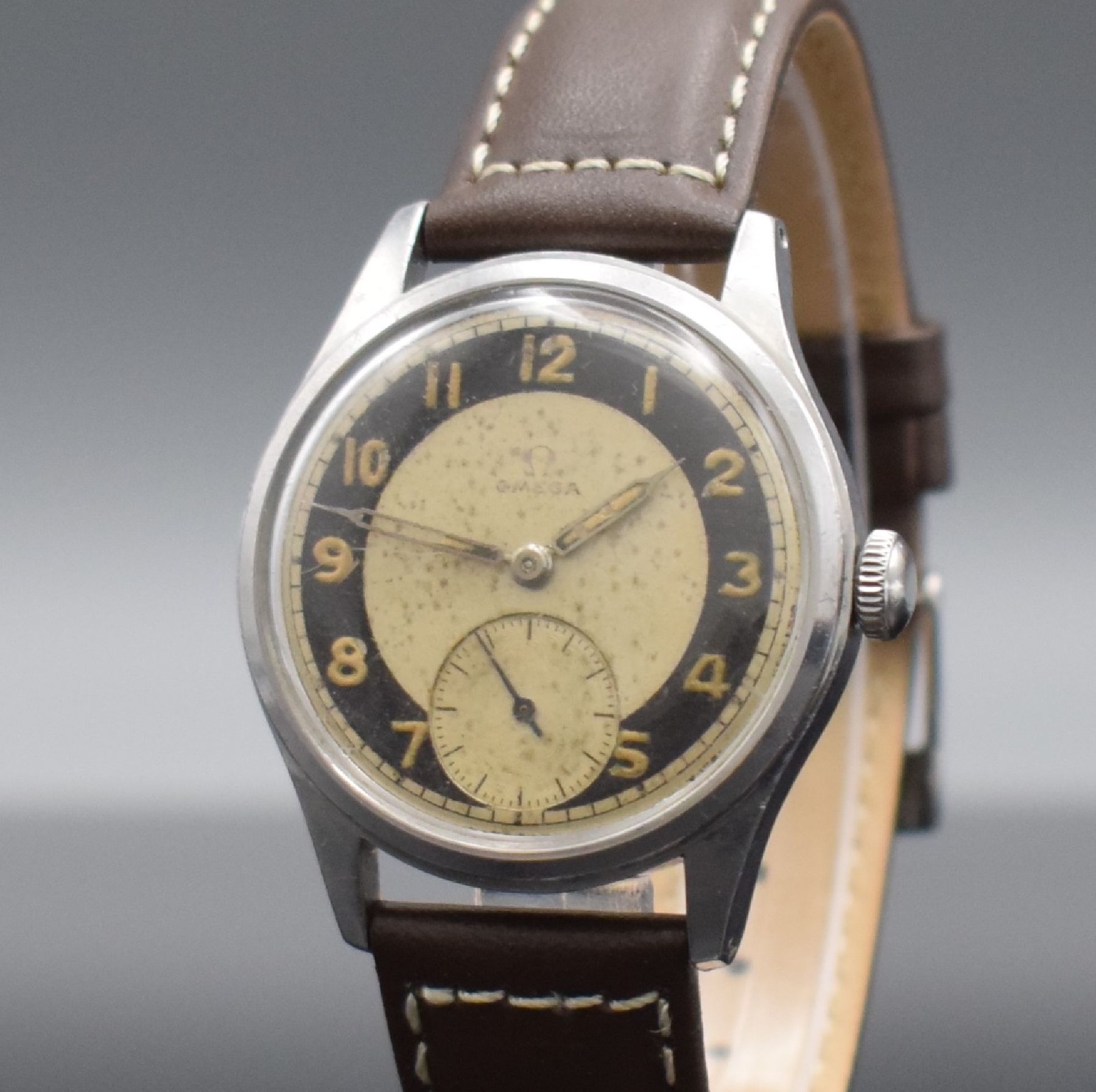 Detail c: OMEGA Souverän Ref. 2400-4 Herrenarmbanduhr in Stahl, Schweiz um 1948, Handaufzug, 2-teil. Geh., Boden verschr., stark pat. schwarz/silb. Zifferbl. ...