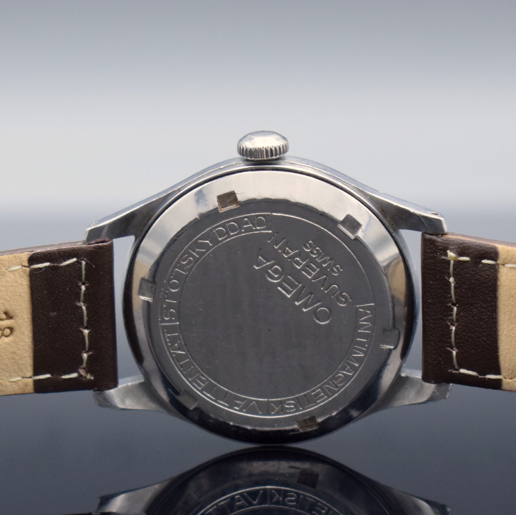 Detail d: OMEGA Souverän Ref. 2400-4 Herrenarmbanduhr in Stahl, Schweiz um 1948, Handaufzug, 2-teil. Geh., Boden verschr., stark pat. schwarz/silb. Zifferbl. ...