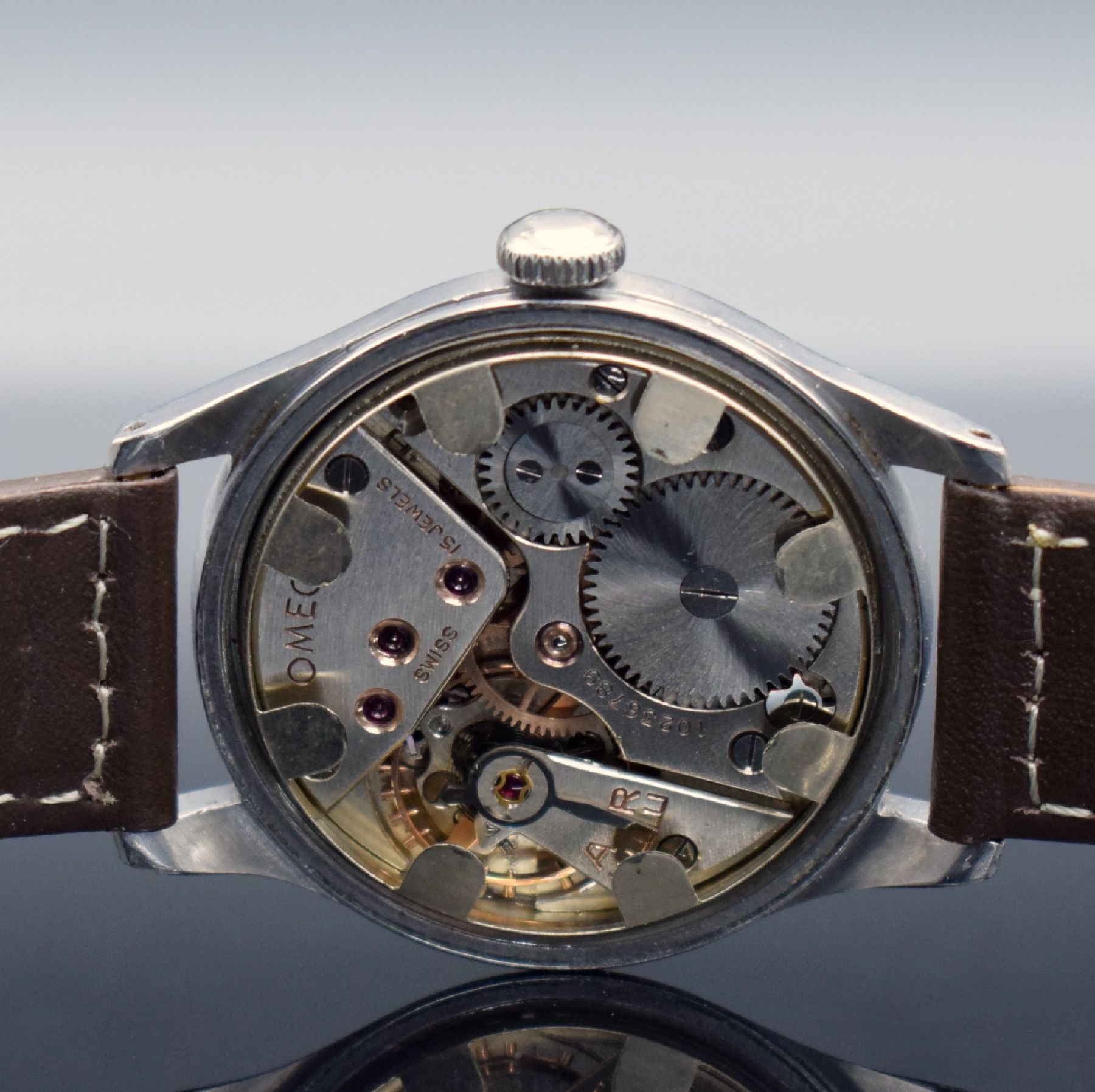 Detail e: OMEGA Souverän Ref. 2400-4 Herrenarmbanduhr in Stahl, Schweiz um 1948, Handaufzug, 2-teil. Geh., Boden verschr., stark pat. schwarz/silb. Zifferbl. ...