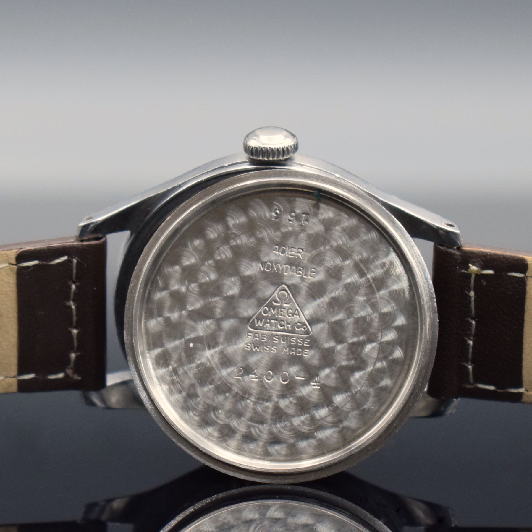 Detail f: OMEGA Souverän Ref. 2400-4 Herrenarmbanduhr in Stahl, Schweiz um 1948, Handaufzug, 2-teil. Geh., Boden verschr., stark pat. schwarz/silb. Zifferbl. ...