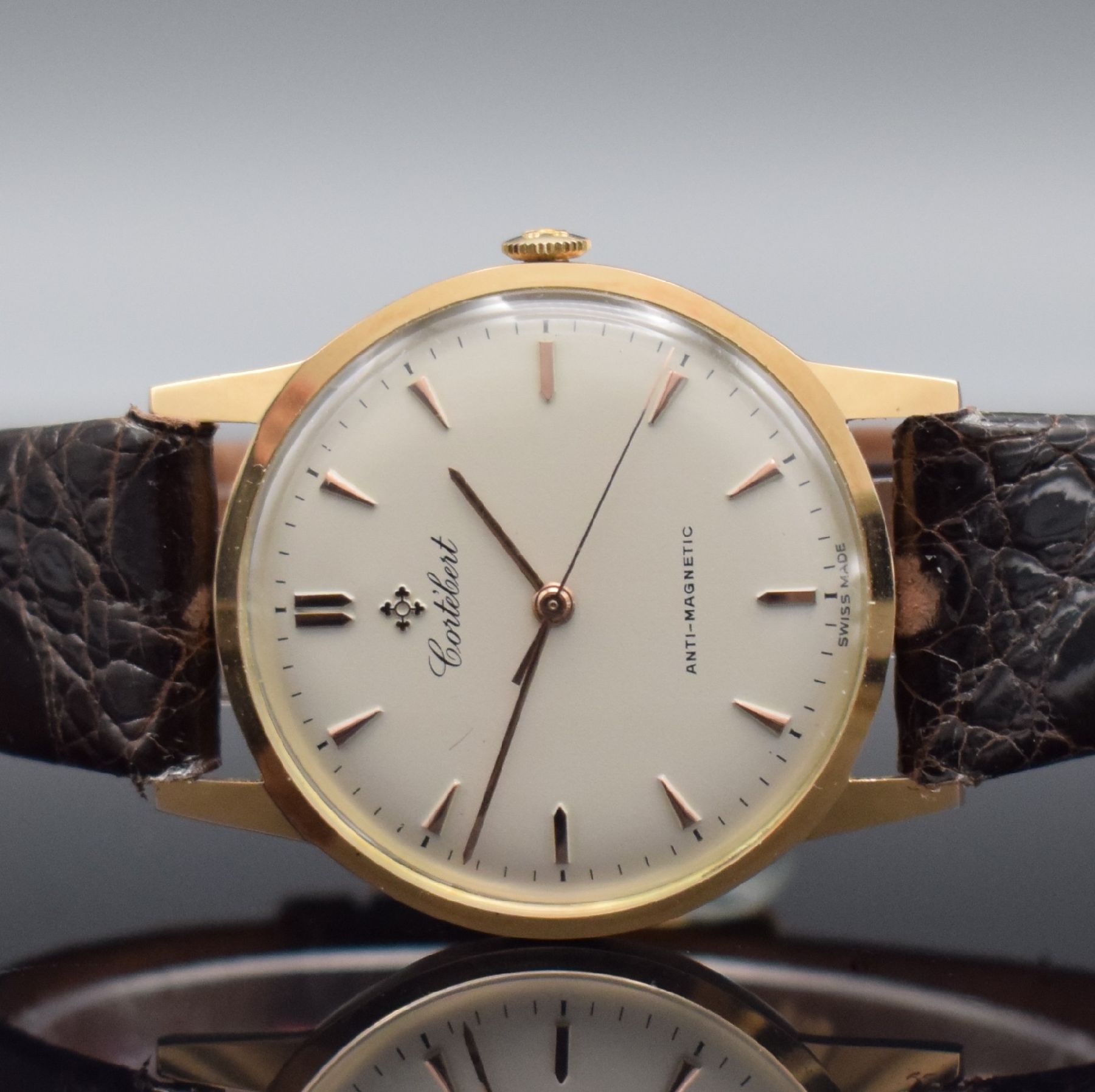 Detail a: CORTEBERT Anti-Magnetic nahezu neuwertige große -37,5 mm- Herrenarmbanduhr in RG 585/000, Schweiz um 1945, Handaufzug, 2- teil. Gehäuse, Boden ...