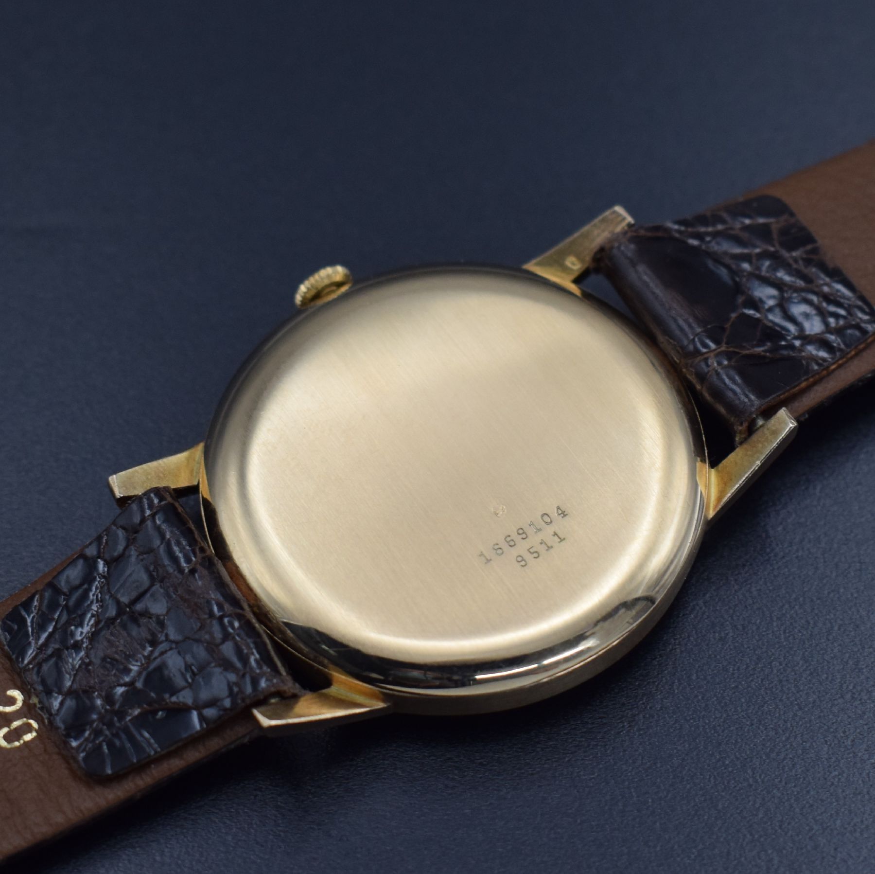 Detail d: CORTEBERT Anti-Magnetic nahezu neuwertige große -37,5 mm- Herrenarmbanduhr in RG 585/000, Schweiz um 1945, Handaufzug, 2- teil. Gehäuse, Boden ...