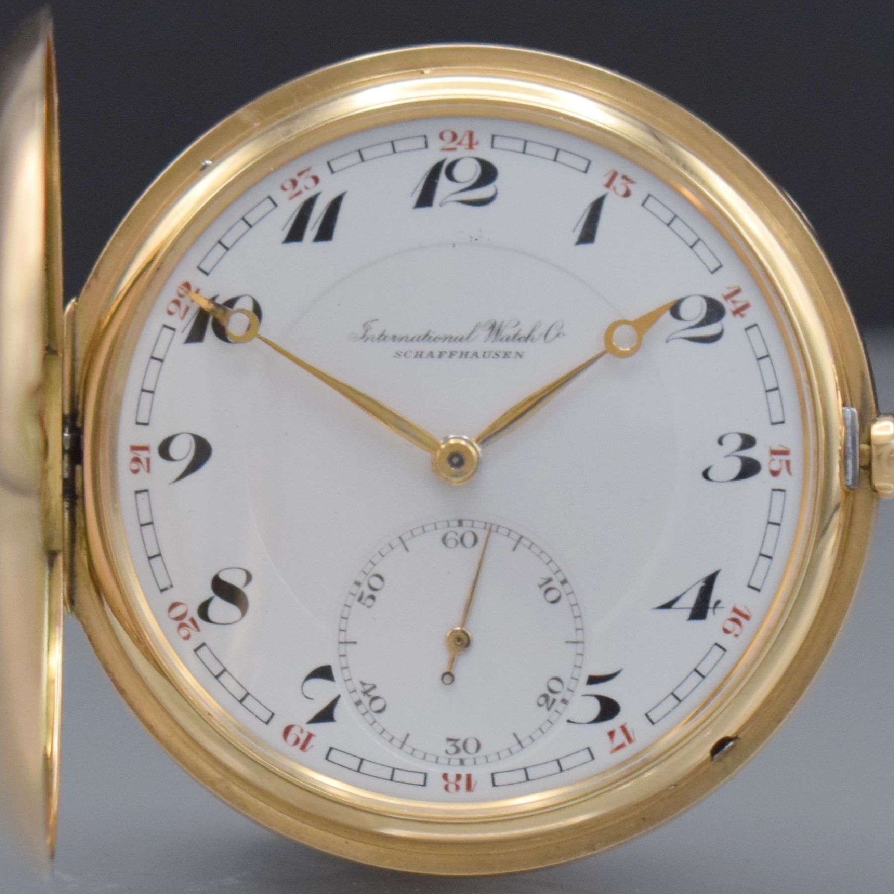 Detail a: IWC Herrensavonette in GG 585/000, Schweiz um 1920, guill. 2-Deckel Goldgeh., Rückdeckel am Scharnier besch./zu rep., Sprungdeckel m. ...