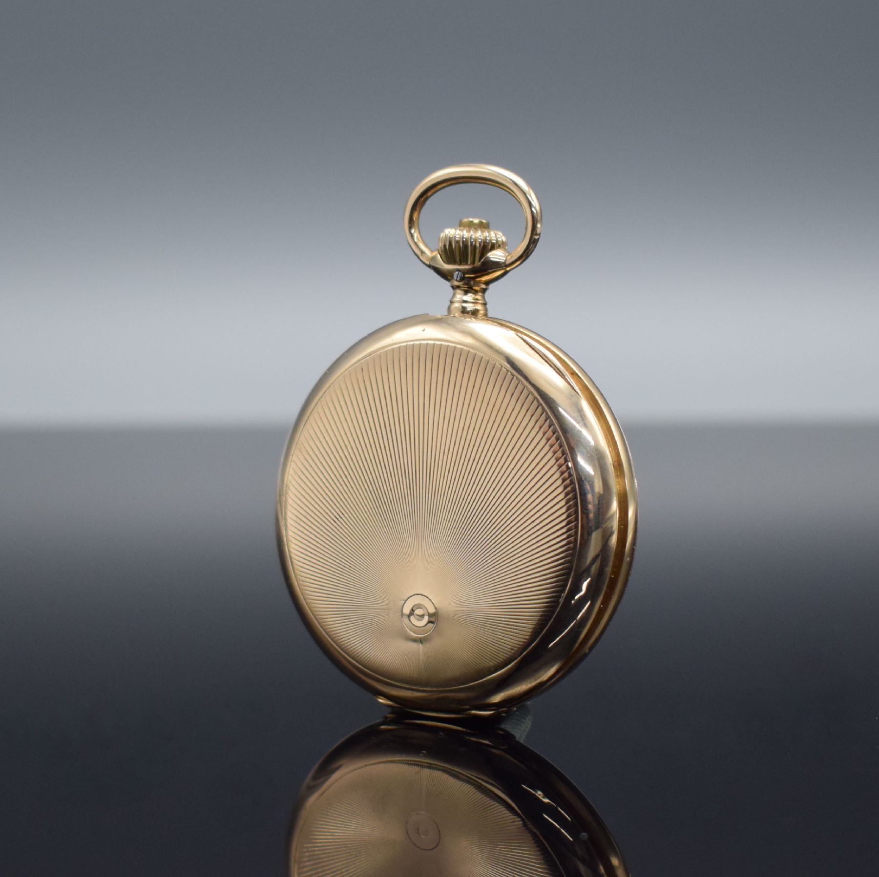 Detail c: IWC Herrensavonette in GG 585/000, Schweiz um 1920, guill. 2-Deckel Goldgeh., Rückdeckel am Scharnier besch./zu rep., Sprungdeckel m. ...