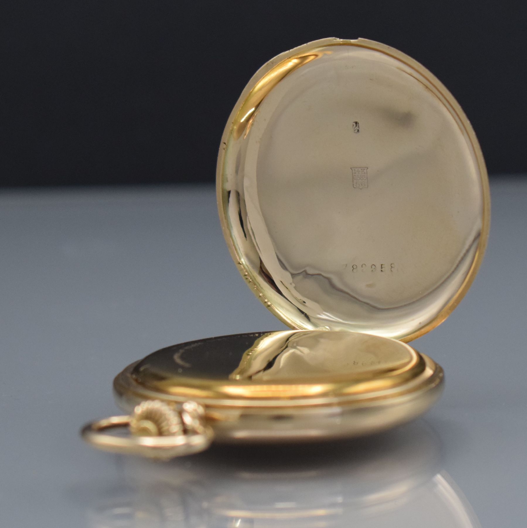 Detail d: IWC Herrensavonette in GG 585/000, Schweiz um 1920, guill. 2-Deckel Goldgeh., Rückdeckel am Scharnier besch./zu rep., Sprungdeckel m. ...